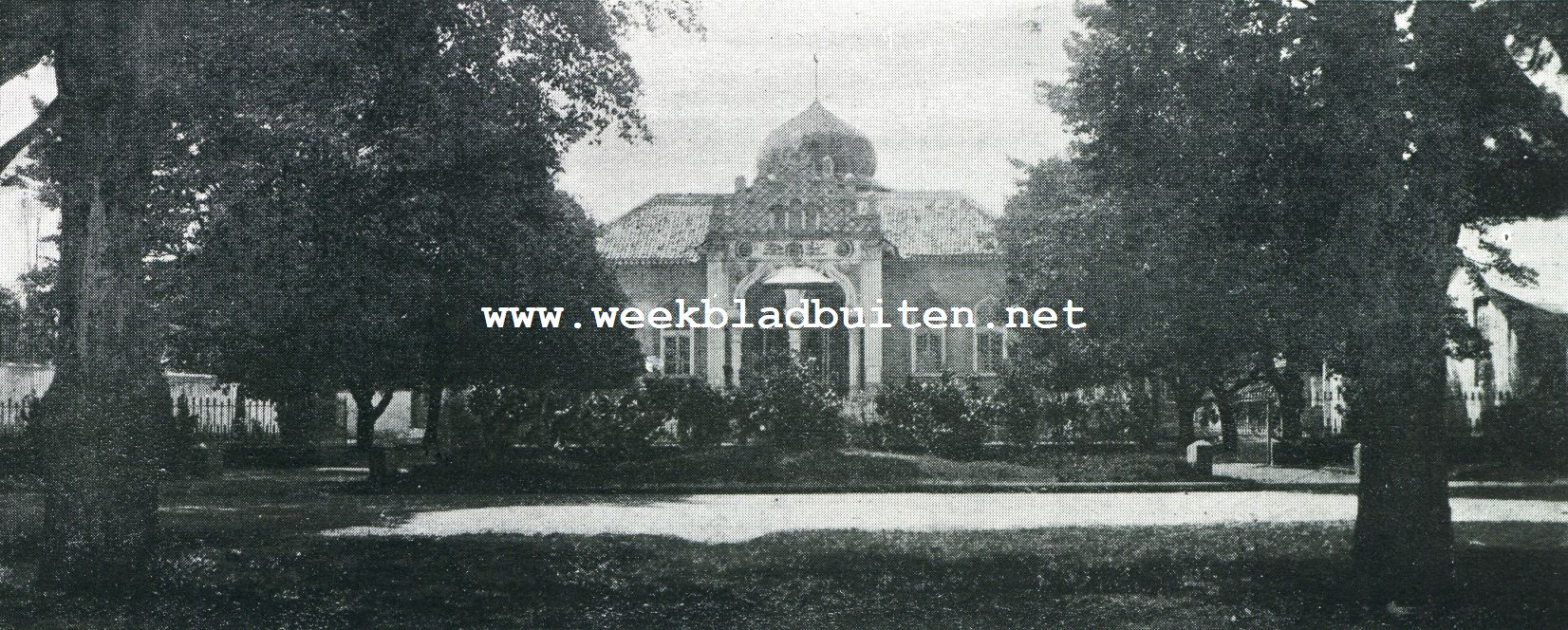 Herinneringsflitsen over Ned.-Indi. De Masdjid (Javaansche Kerk) te Toeban, een zeer drukke handelsplaats aan Java's Noordkust