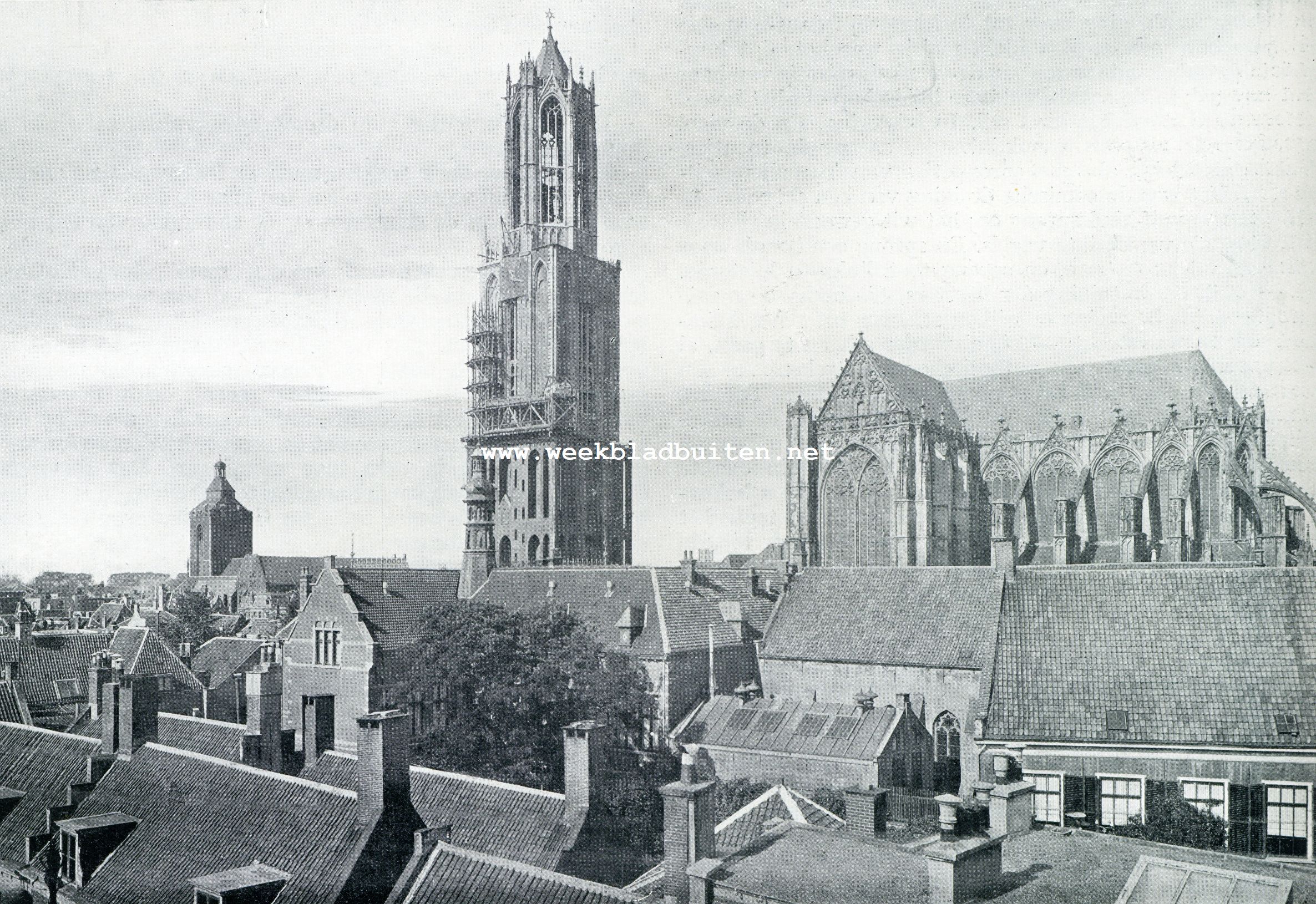 De oude Utrechtsche kerken. Domkerk te Utrecht. Gezicht op kerk en toren aan den Z.O. kant
