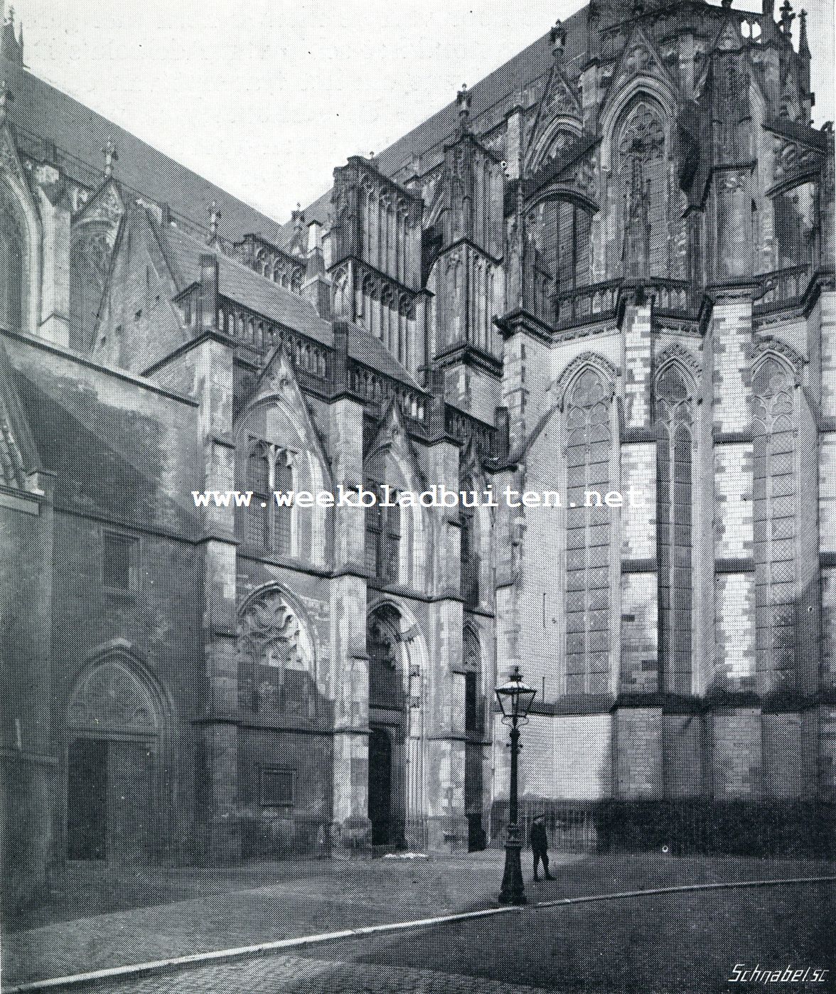 De oude Utrechtsche kerken. Bij den Utrechtschen Dom. Gezicht op het koor en ingang van de kloostergang