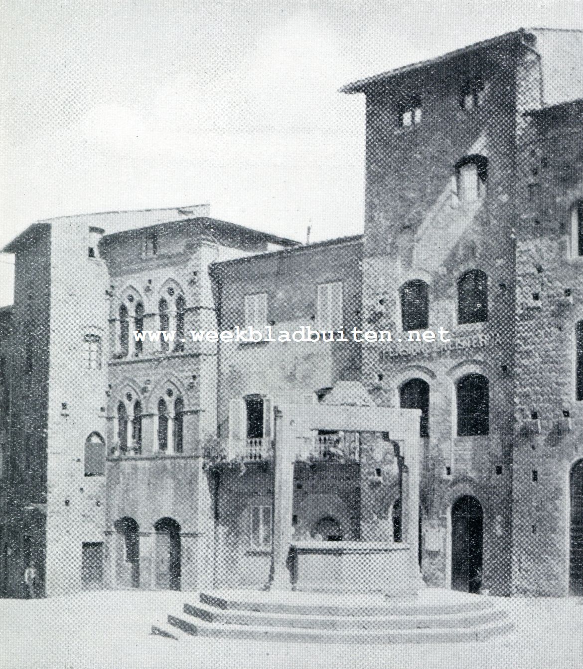 San Gimignano. De Piazza della Cisterna. Het hoekhuis (uit de 15e eeuw) vertoont Saraceensche invloeden