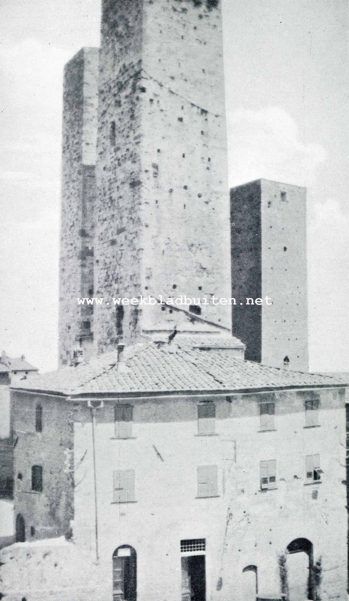 San Gimignano. De Tweelingtorens, genomen vanaf het balcon van het Palazzo Communale, waarvan Dante in 1300 de burgers toesprak