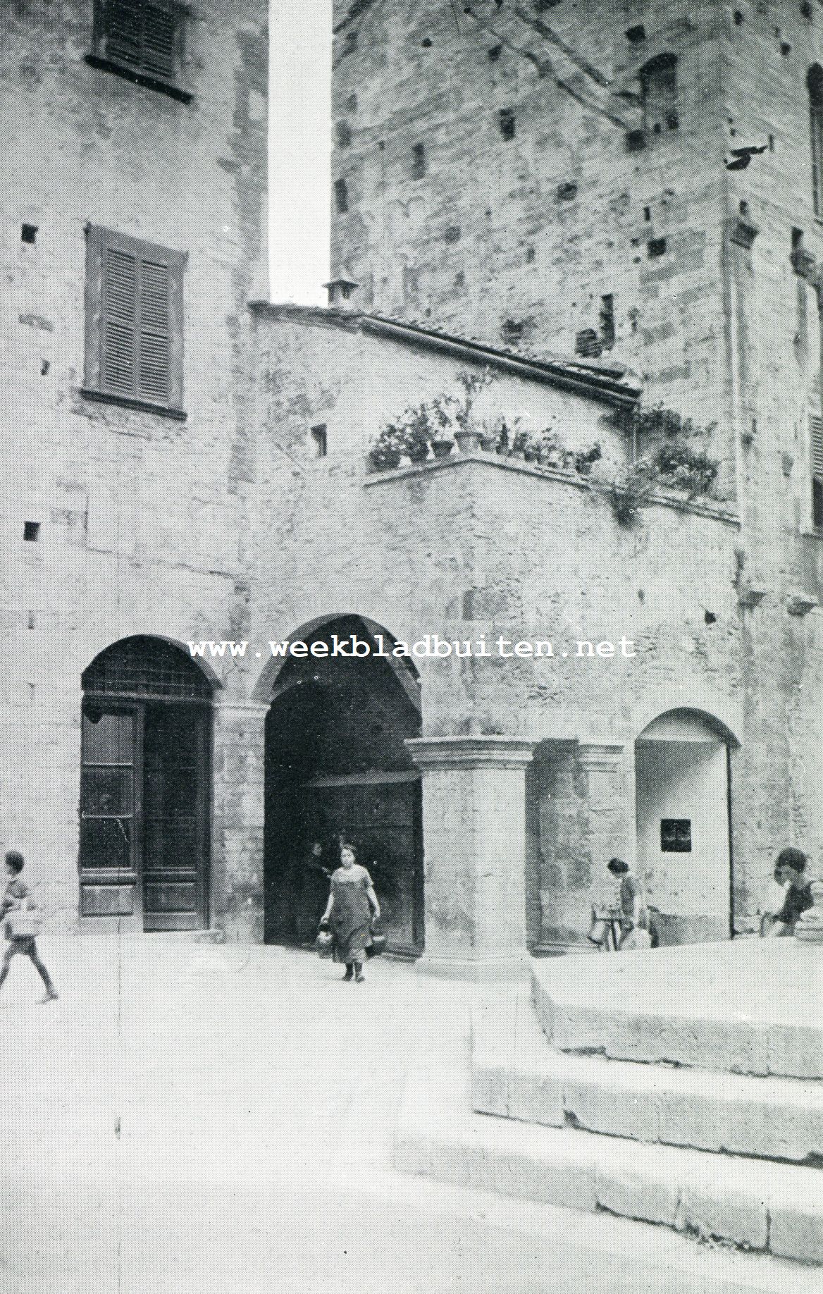 San Gimignano. Water halen uit de voornaamste kelder in de stad, op de De Piazza della Cisterna