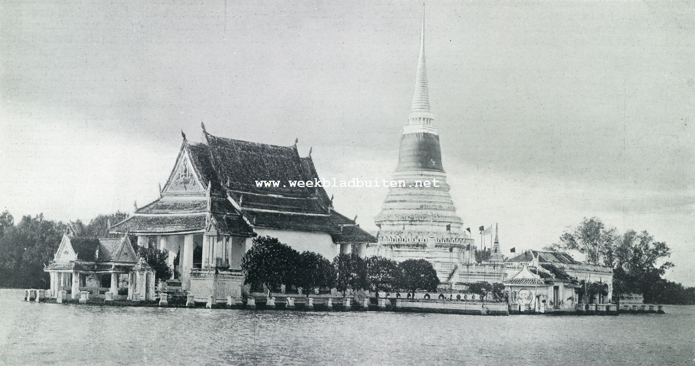 Bangkok, de tempelstad van Achter-Indi. Bangkok. Gezicht vanaf den Menam - Siam's belangrijkste rivier - op een der vele Boeddhistische tempels van de hoofdstad