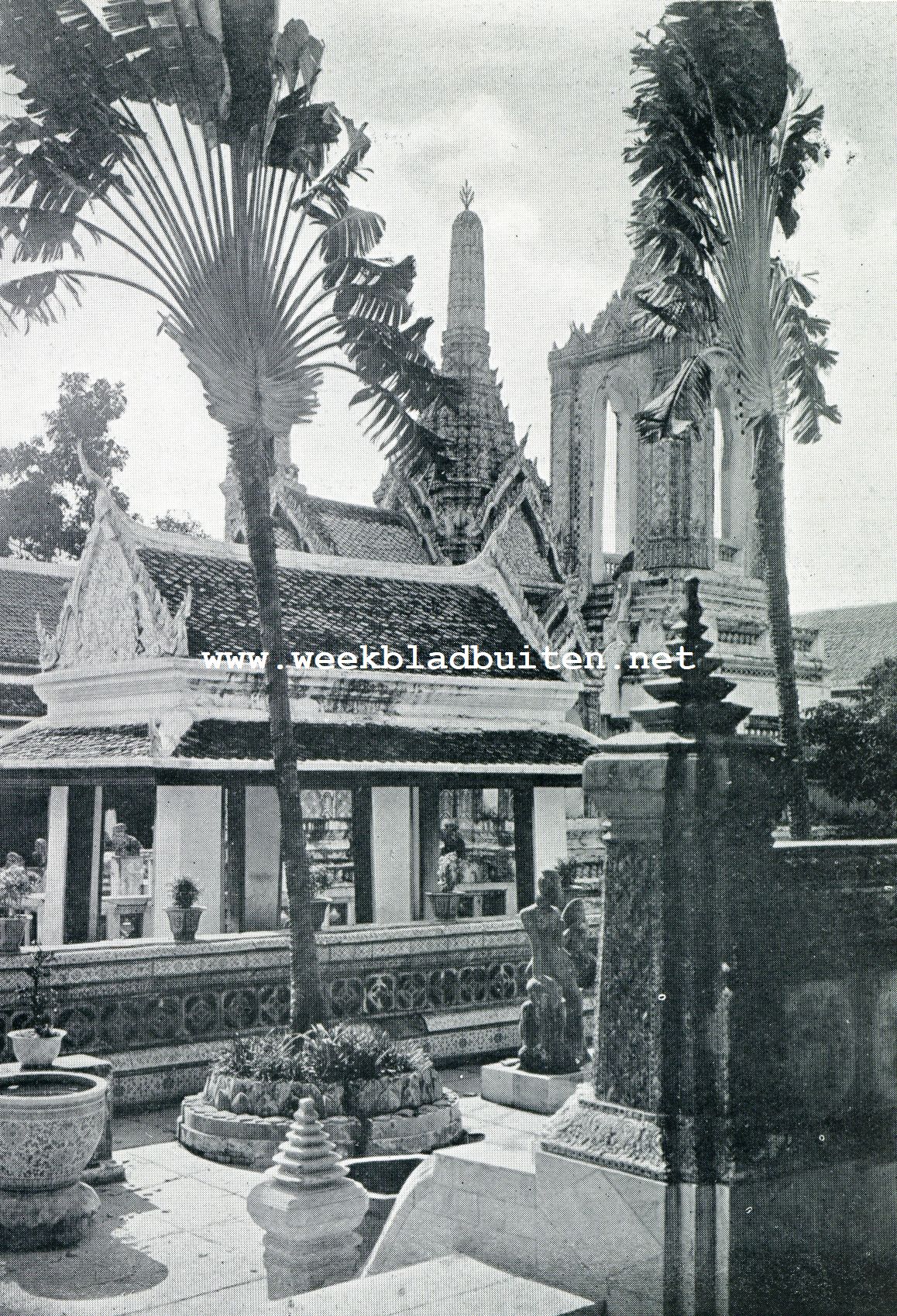 Bangkok, de tempelstad van Achter-Indi. Bangkok. Tempelgebouwen van de Wat Phra Ko . Op den achtergrond verheft zich een der geweldige 