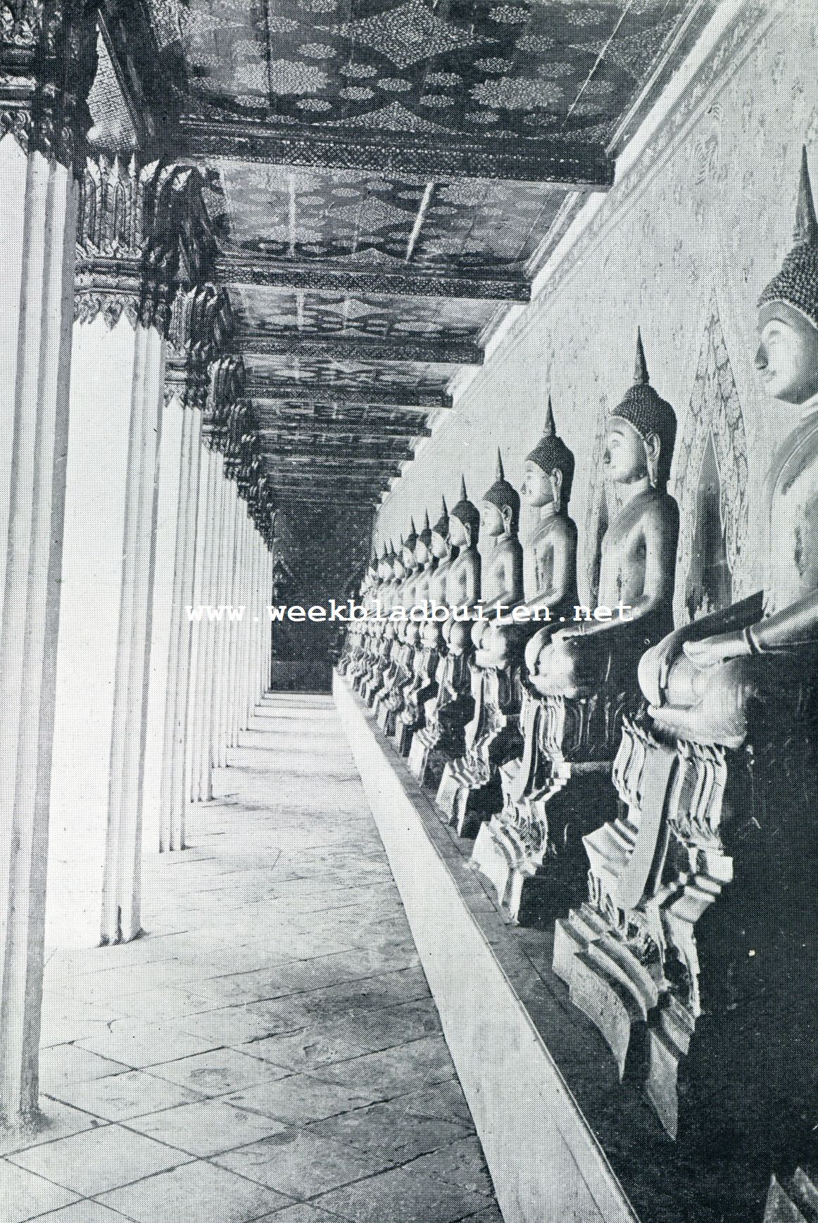 BANGKOK. BOEDDHABEELDEN IN EEN SIAMEESCHEN TEMPEL