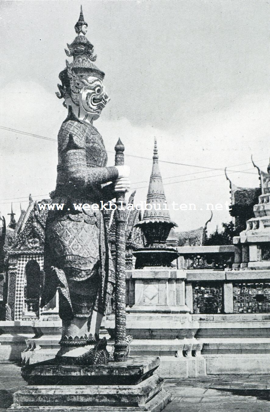 BANGKOK. AFGODSBEELD IN DEN HOF VAN EEN DER TALRIJKE BOEDDHATEMPELS TE BANGKOK