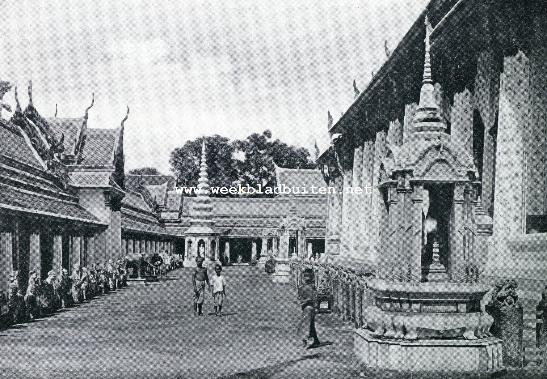 Binnenplaats van een tempel te Bangkok. De beide torentjes zijn zoogenaamde 