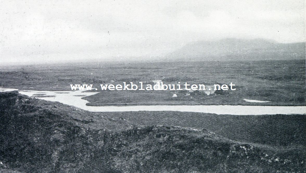 Thingvellir. Dwars door het lavaveld baant de xar zich met breede bedding een uitweg naar het meer