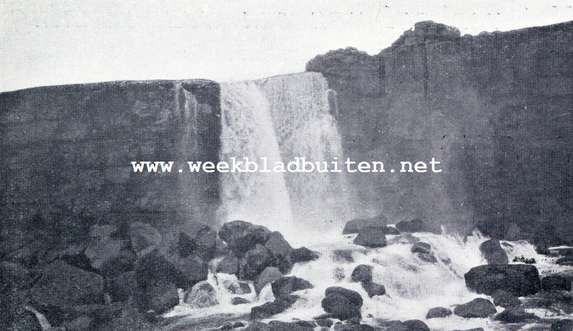 Thingvellir. De xar-waterval, die witschuimend over den rand van de kloof tuimelt