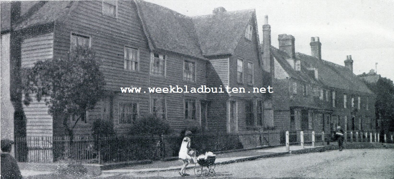 Kent. Houten huizen te Cranbrook. De overhangende topgevels zijn met gesneden houten randen versierd