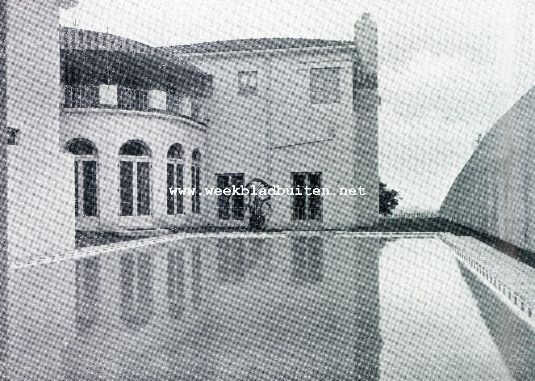 Hollywood. De woning van Esther Ralston. Op den voorgrond het zwembassin
