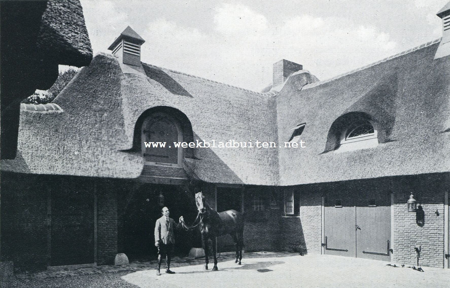 Zuiderhof. Binnenplaats van den stal