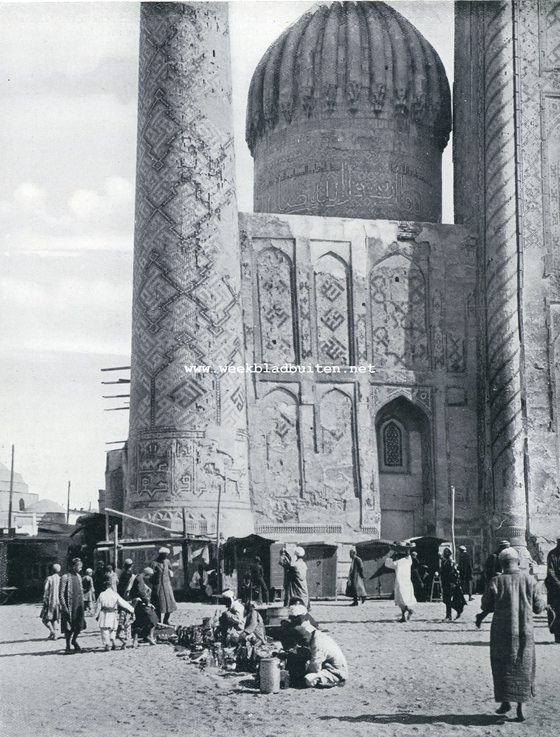 Door Turkestan. Op den Registan, de Markt te Samarkand