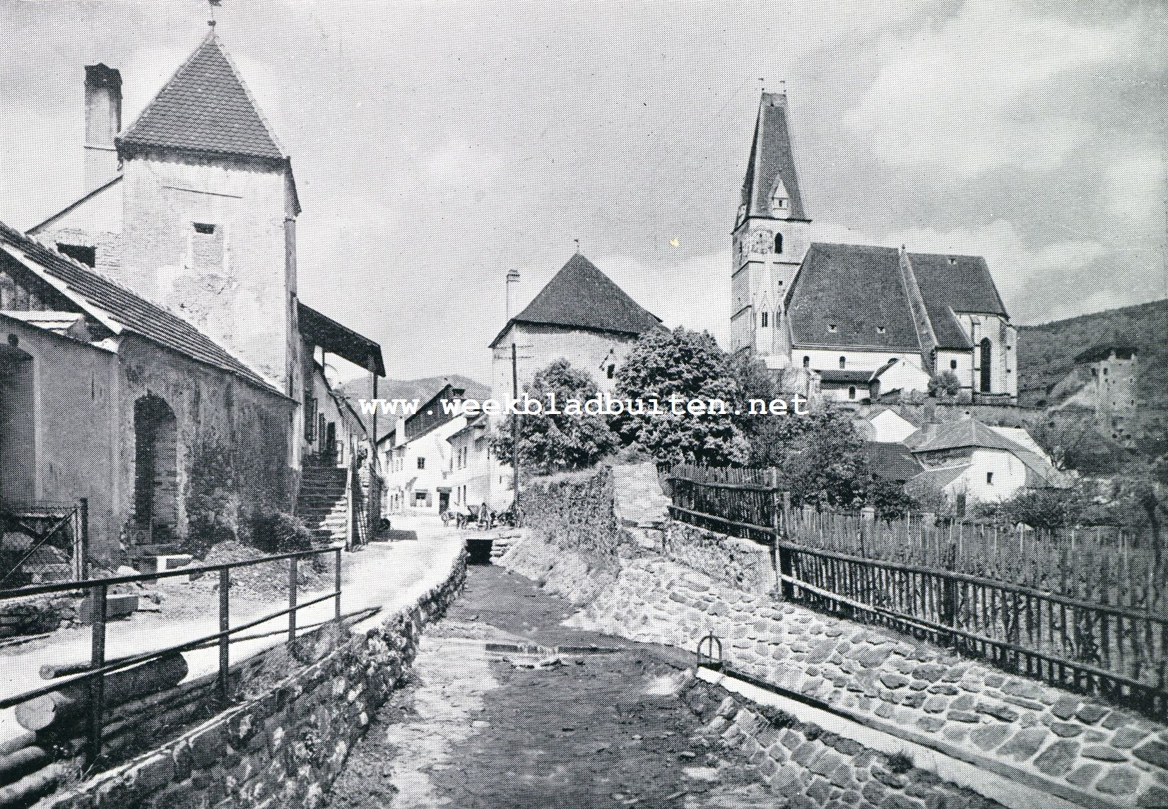 Door de Wachau. Een landelijke straat in Weissenkirchen