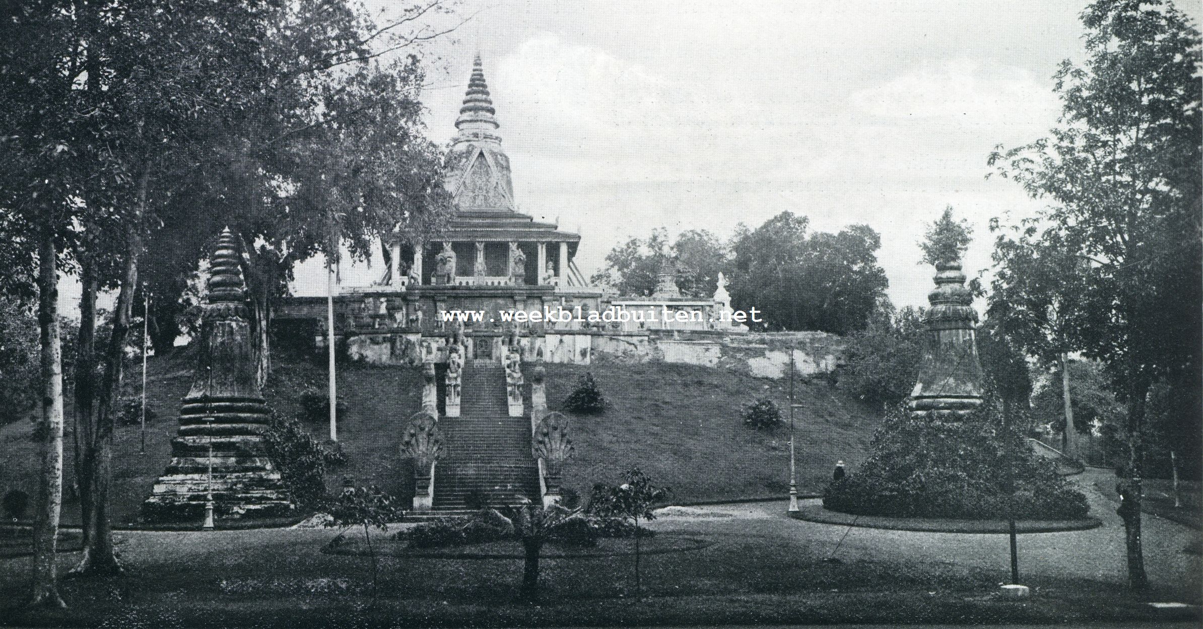Phnm-Pnh, Cambodja's hoofdstad. De Pagoda Phnm te Phnm-Pnh, geweldig hersteld door het Fransche bestuur met nabootsingen van Angkorsche bouworde en ornamenten, terrassen en trap
