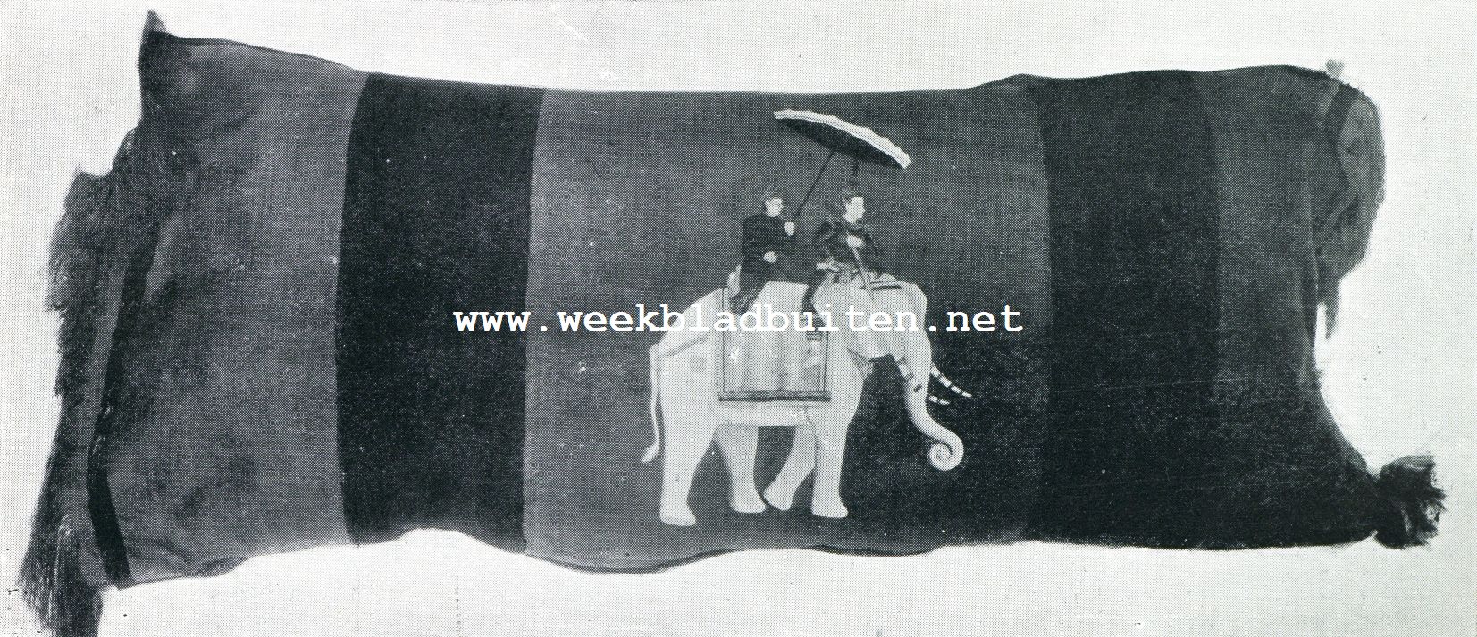 Phnm-Pnh, Cambodja's hoofdstad. Beschilderd zijden kussen (de olifant is te wit)
