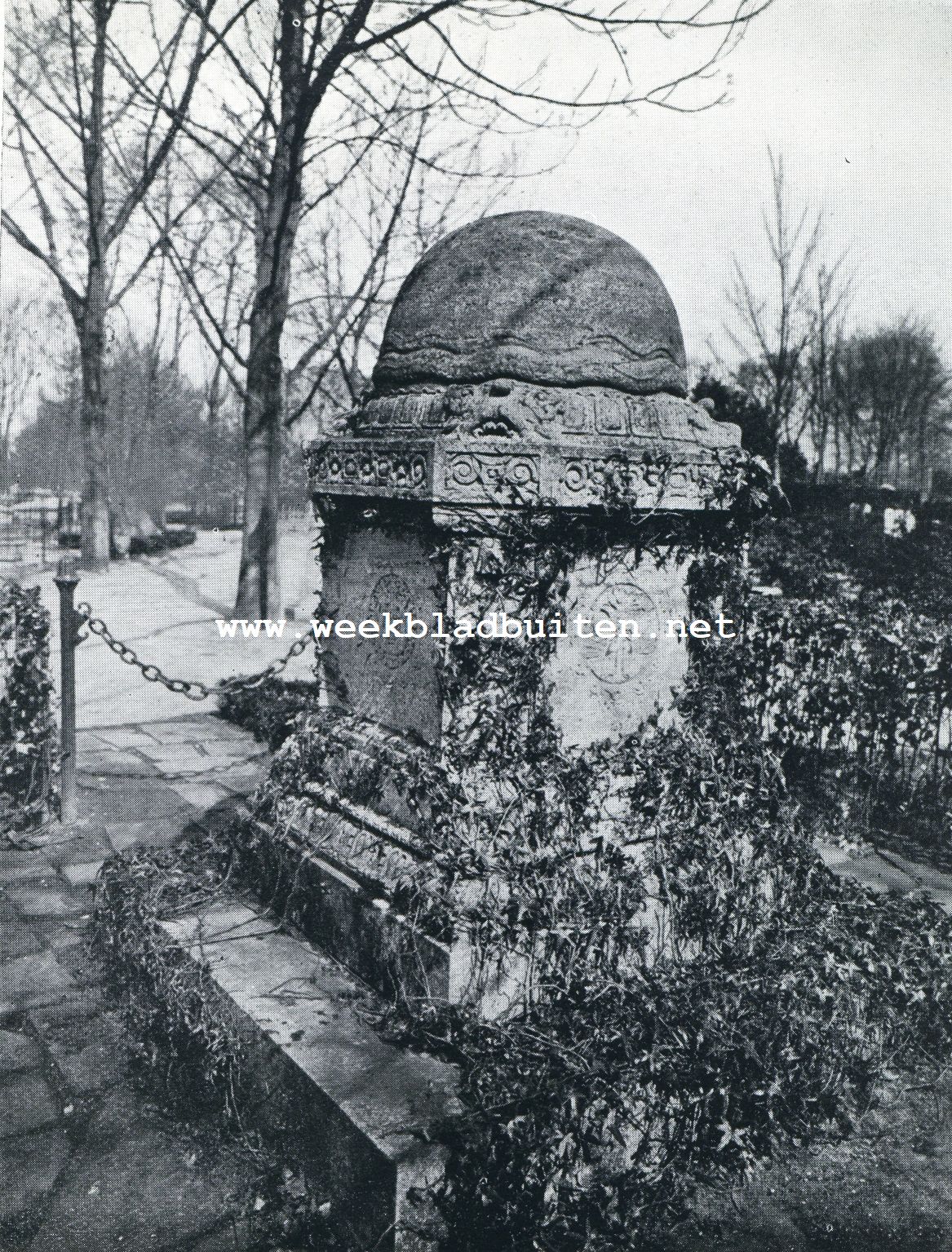 De begraafplaats Oud Eikenduinen te 's-Gravenhage. Graftombe op Oud Eikenduinen