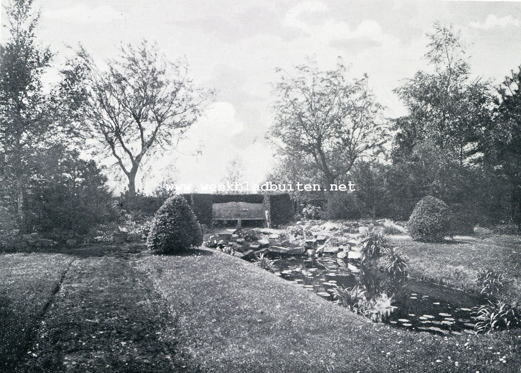 Dtail van een tuin te Bussum. De twee wilgen omsluiten een  ver verschiet. (Aanleg D.F. Tersteeg)