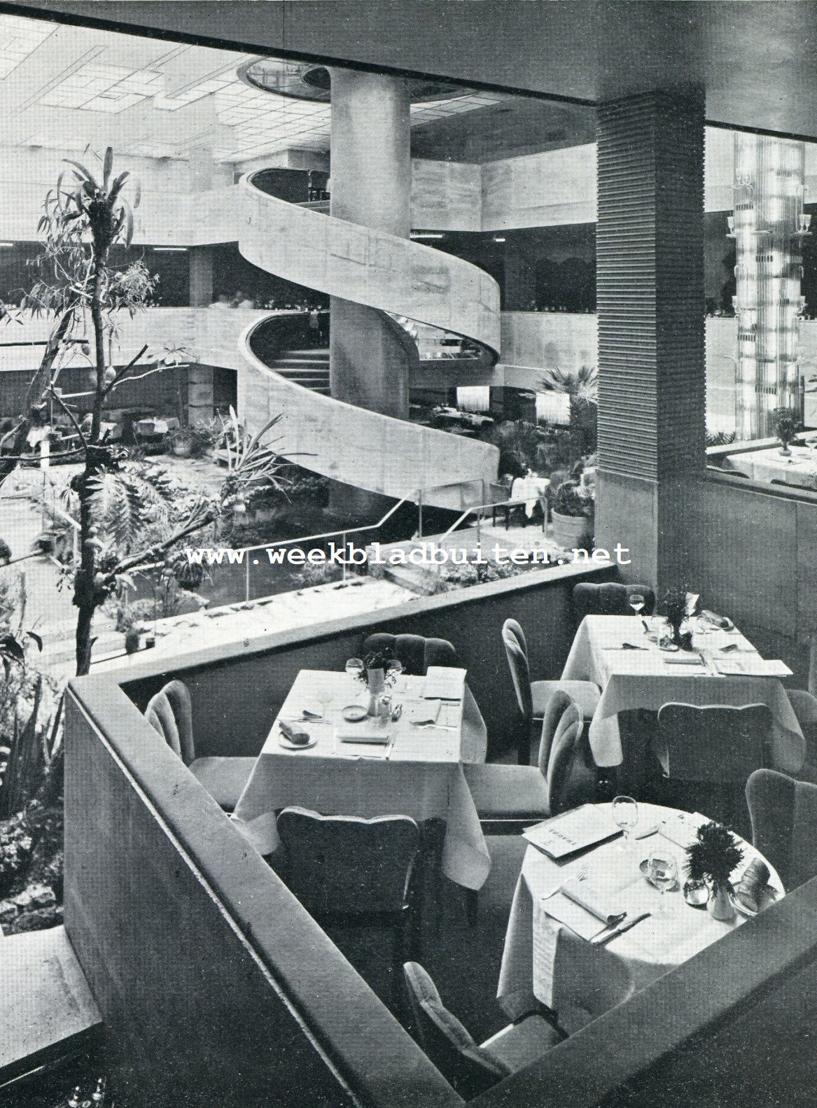 De symbolische restaurant-tuin. Gourmeniahaus am Zoo. Gezicht op den Wintertuin uit de eerste loge