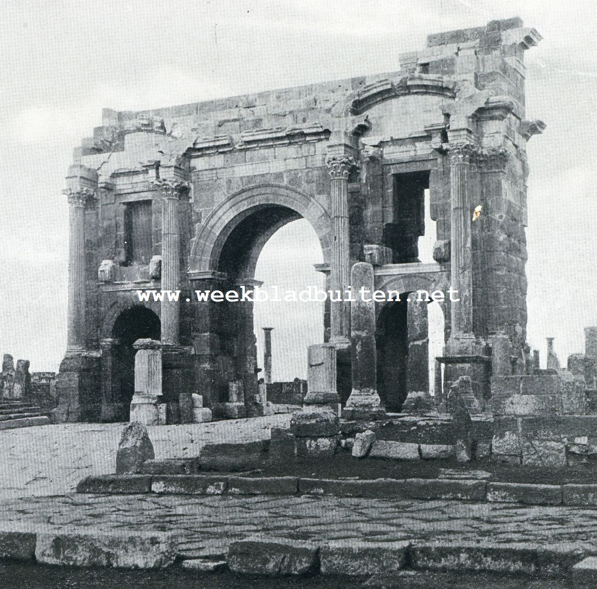 Romeinsche ruines in Noord-Afrika. De Triumfpoort van Trajanus te Timgad