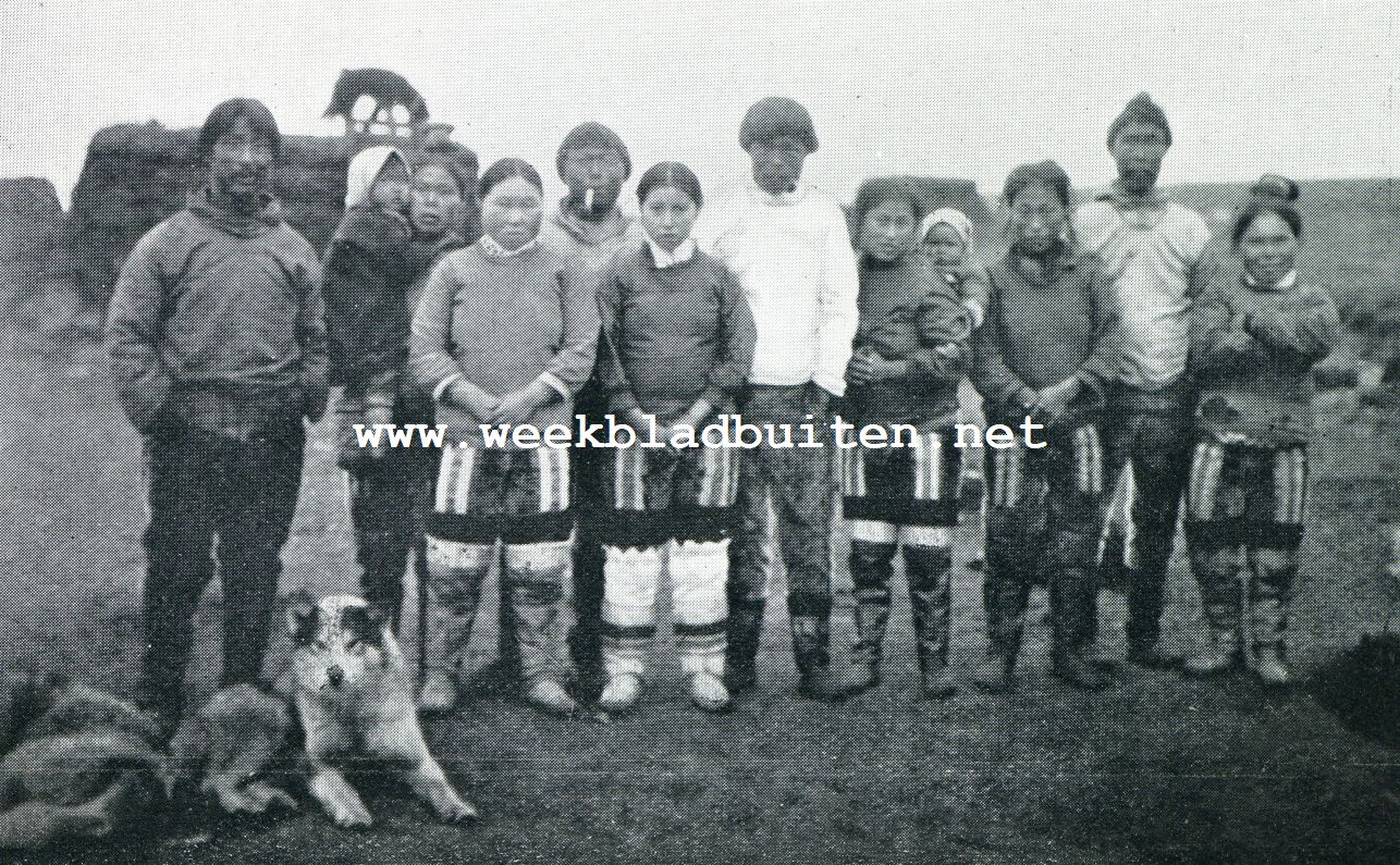 By de Smithsund-Eskimo's. Eskimo's voor de woning van hun gast