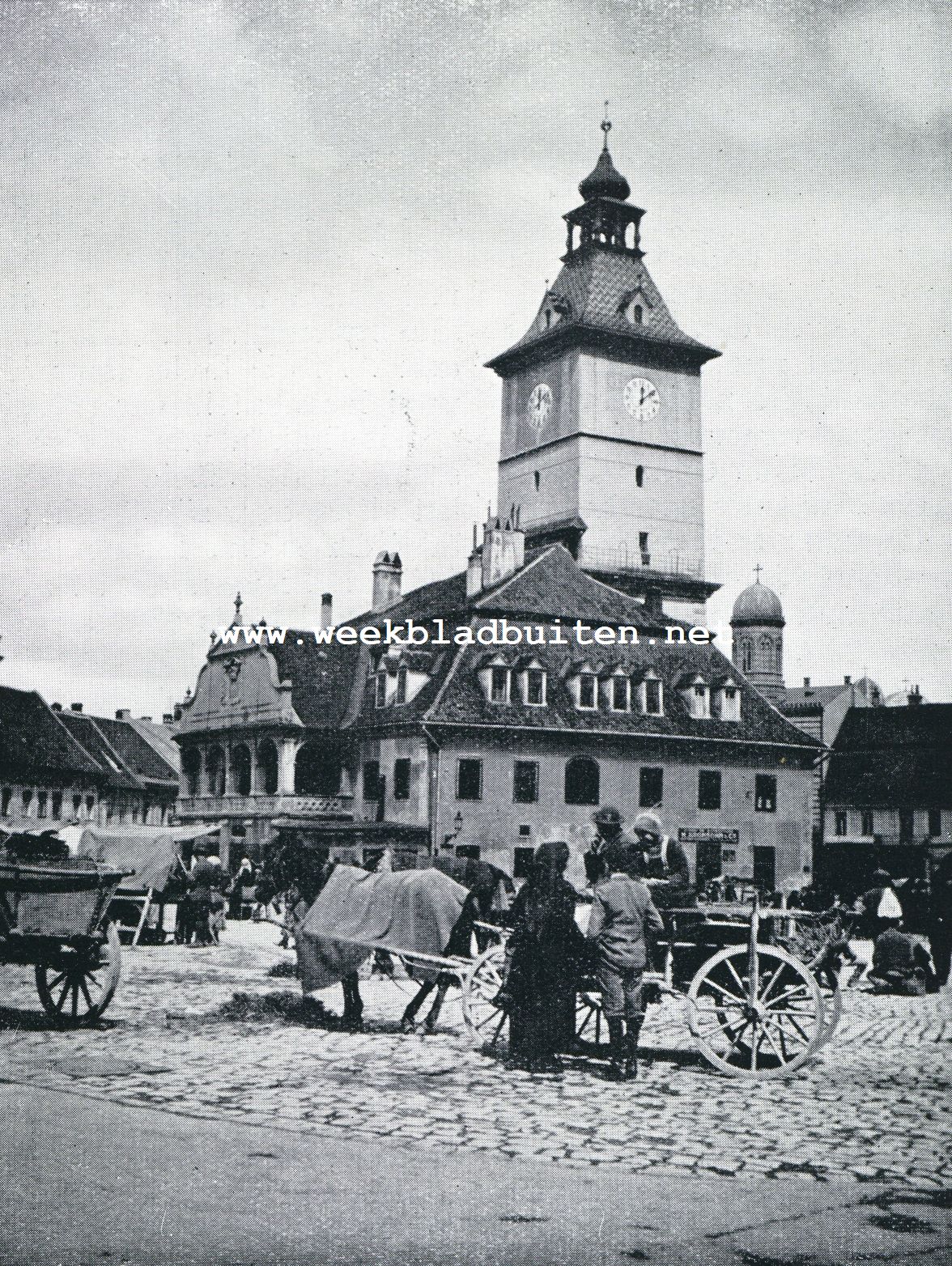 Roemeni. Raadhuis en Markt te Brasov, het vroegere Kronstadt