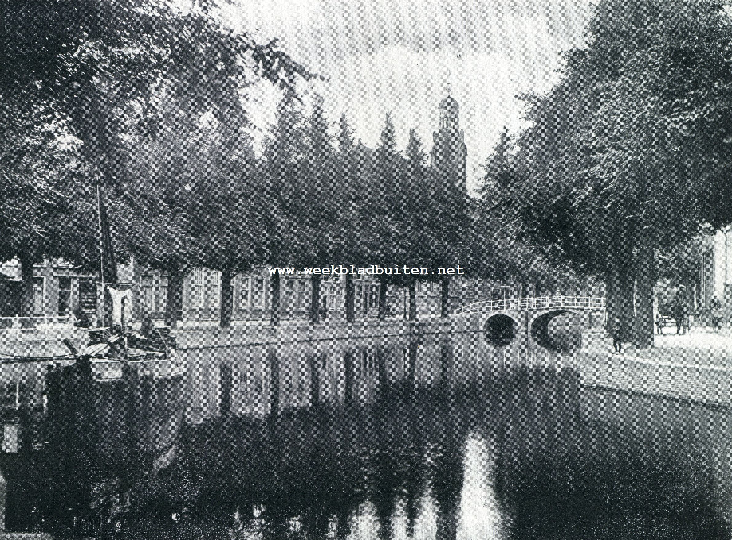Het Rapenburg. Het Rapenburg te Leiden met Academiegebouw