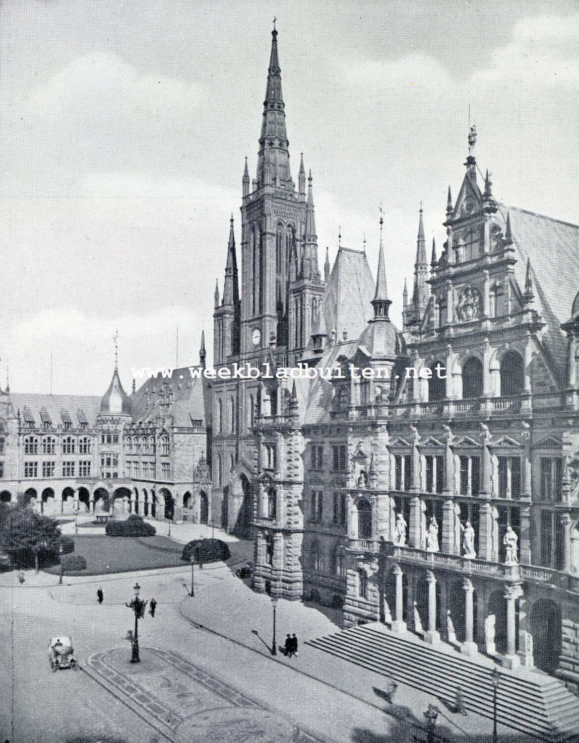 De Schloszplatz te Wiesbaden, met Stadhuis, Marktkirche en Lyceum