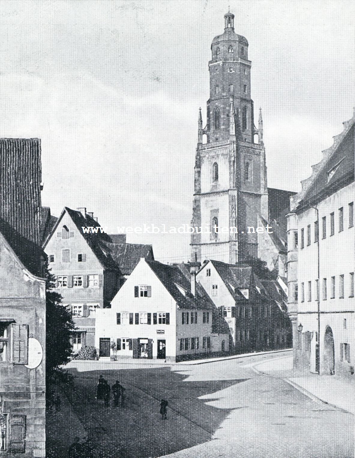 Stadsgezicht met toren van de St. Georgekerk te Nrdlingen