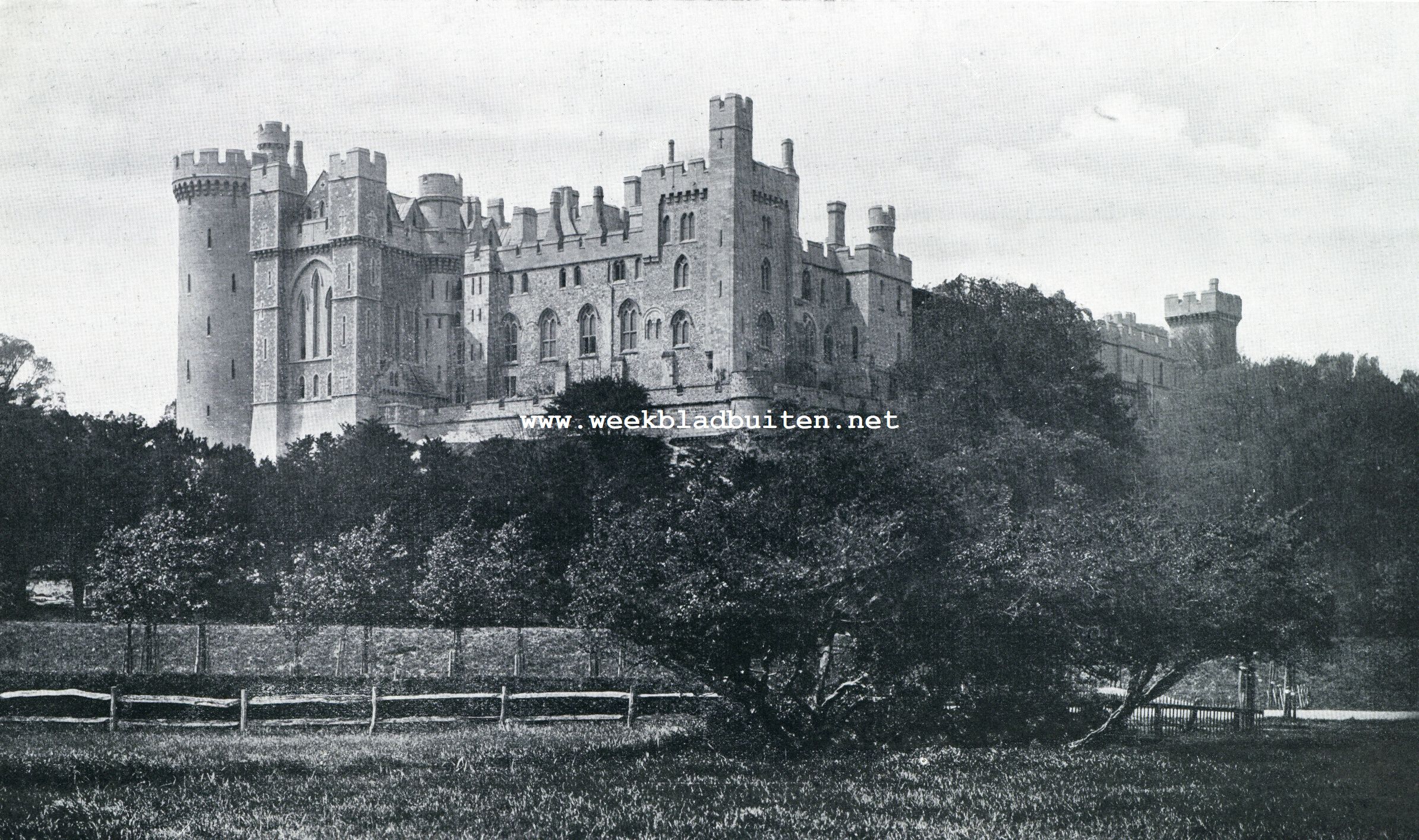 Arundle Castle. Arundle Castle van de weiden gezien