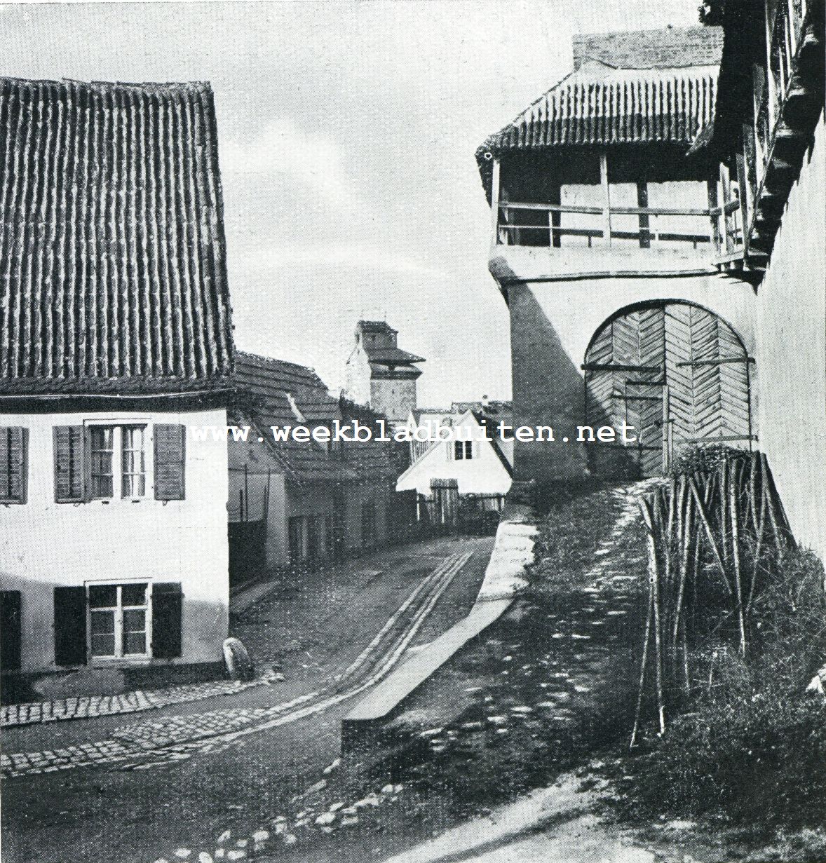  Een ander fragment van den vestingmuur, op den achtergrond een van de vele torens