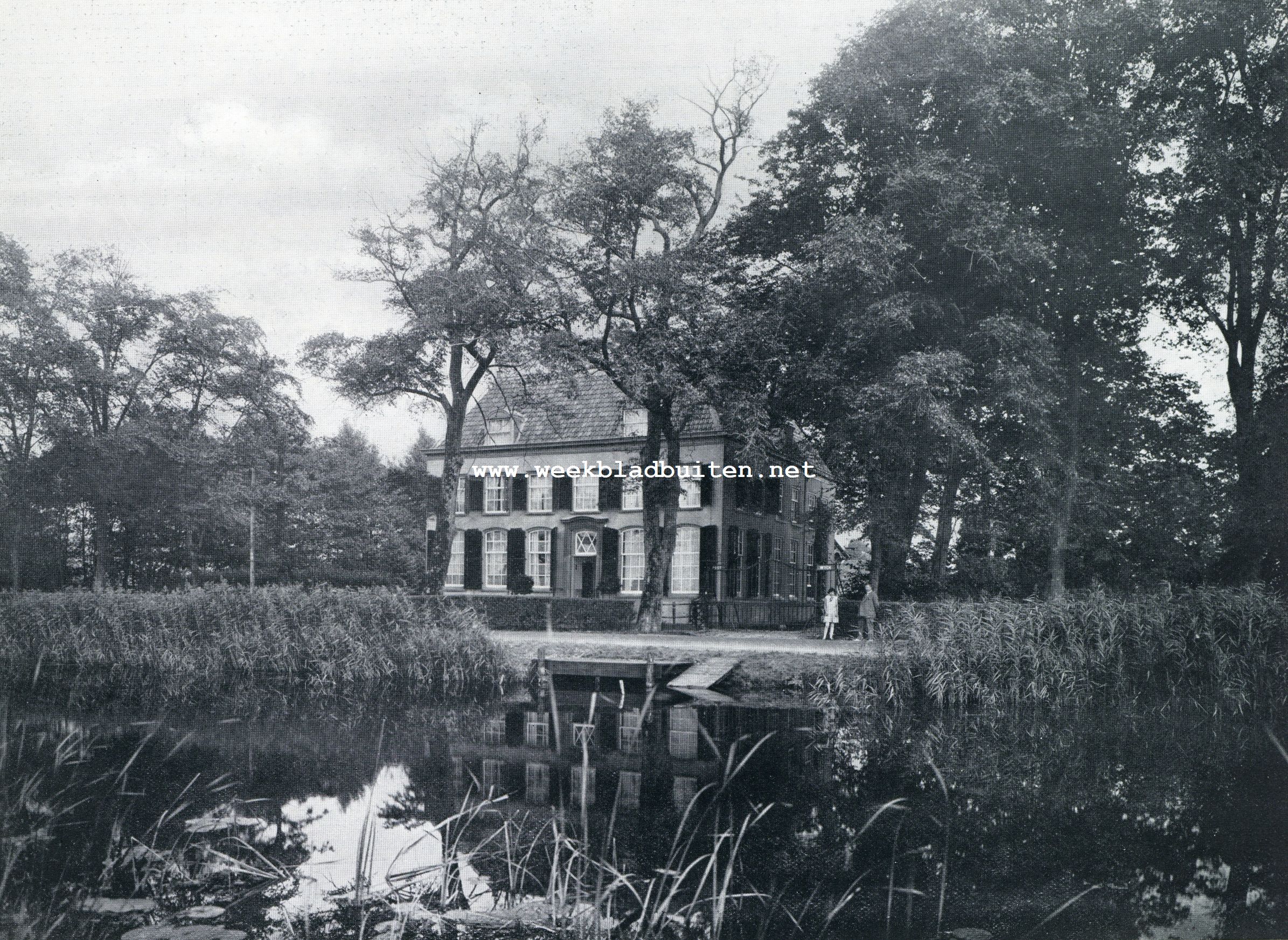 VOORZIJDE VAN POSTWIJCK, WAAR HET IDYLLISCHE RIVIERTJE DE ANGSTEL NAUWELIJKS ZICH ROERT