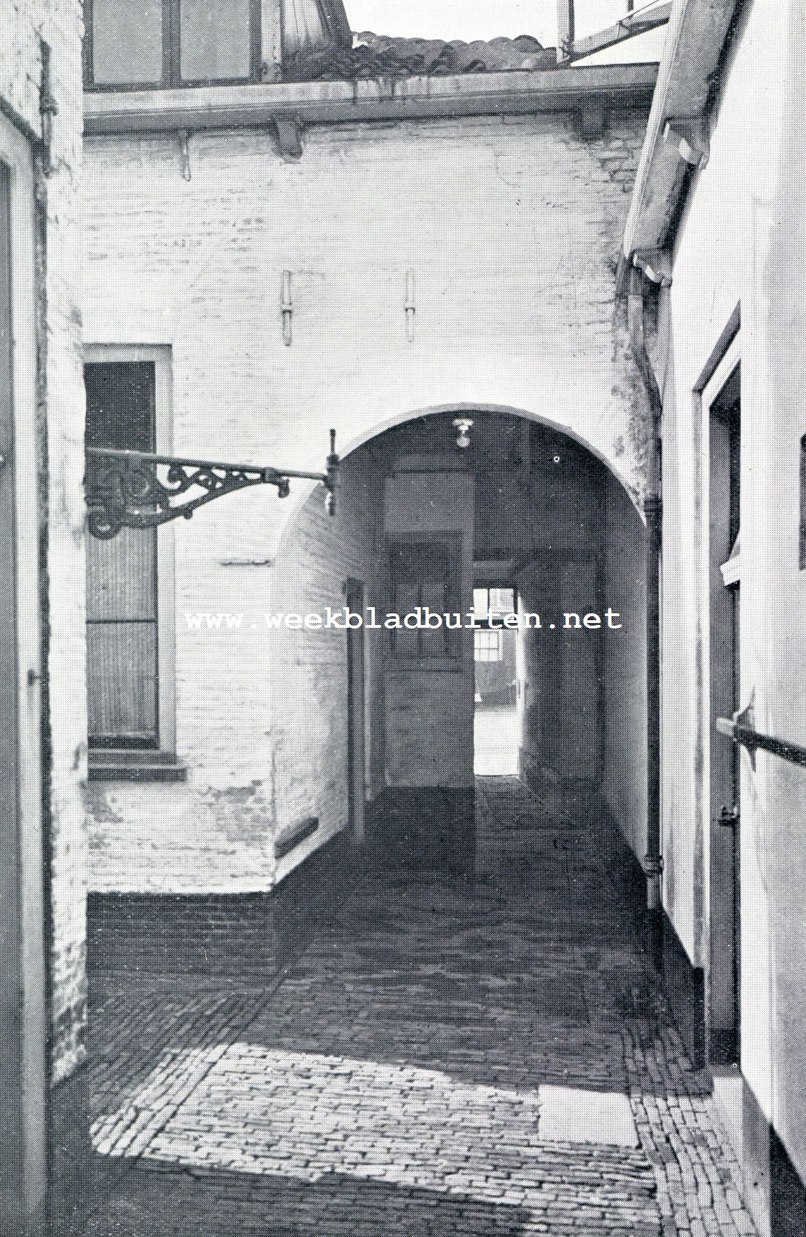 DOORKIJKJE IN HET HOFJE VAN BELOIS TE SCHIEDAM