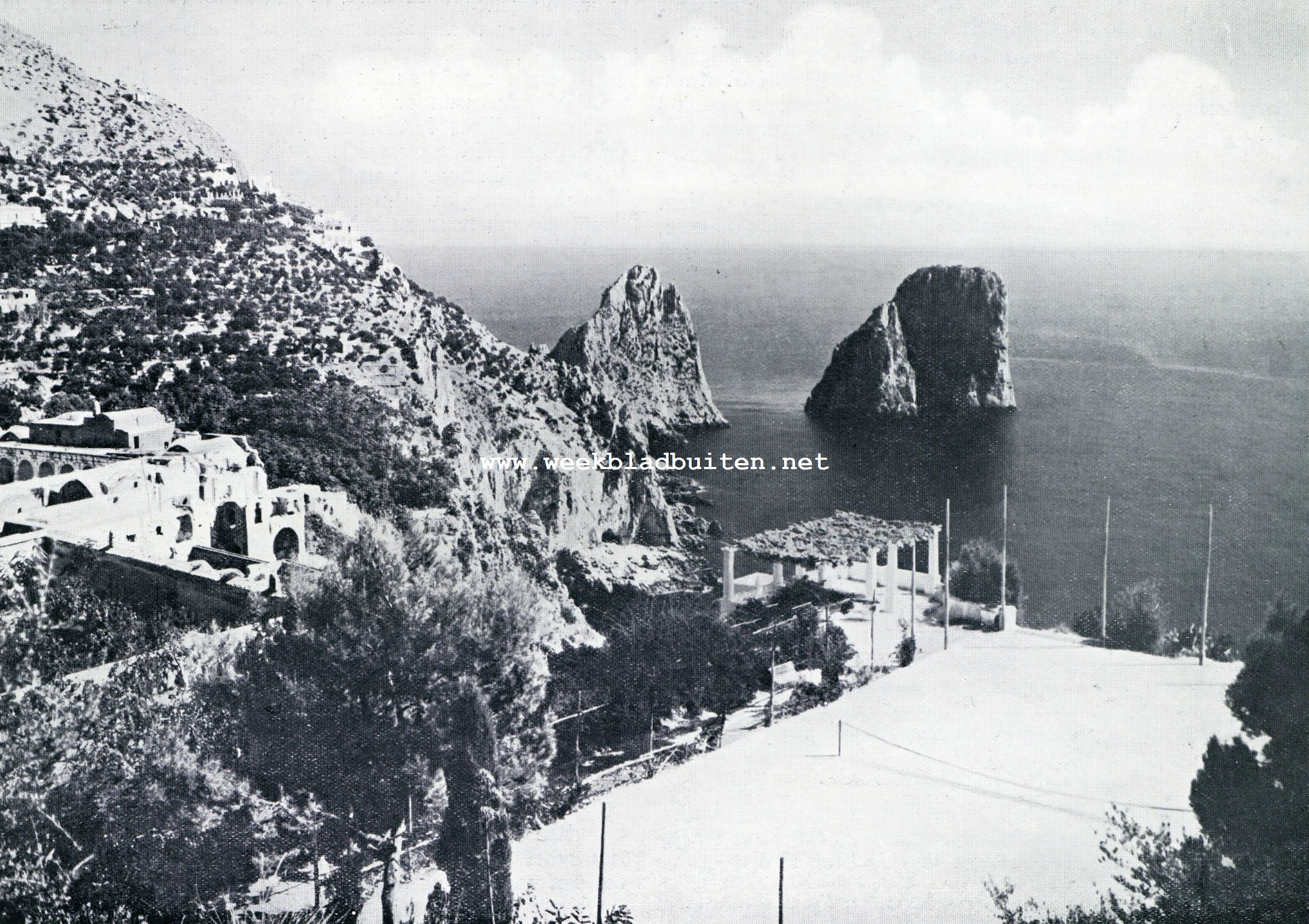 GEZICHT OP CAPRI. IN ZEE TWEE DER VELE MERKWAARDIGE KALKSTEKXFORMATIES
