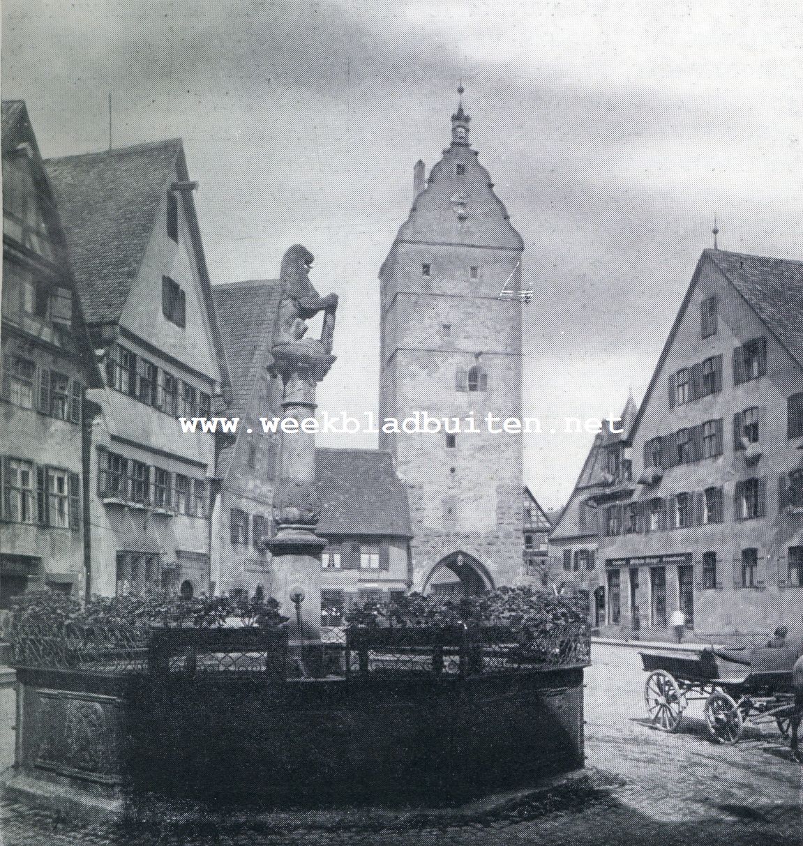 Dinkelsbhl. De Altrathausplatzmet Lwenbrunnen en stadspoort