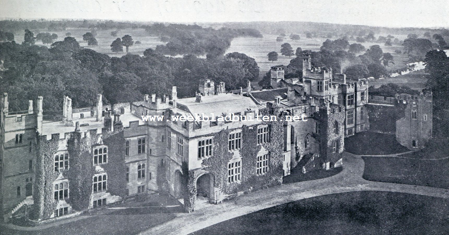 Het Kasteel Warwick, gezien van den Toren van Guy