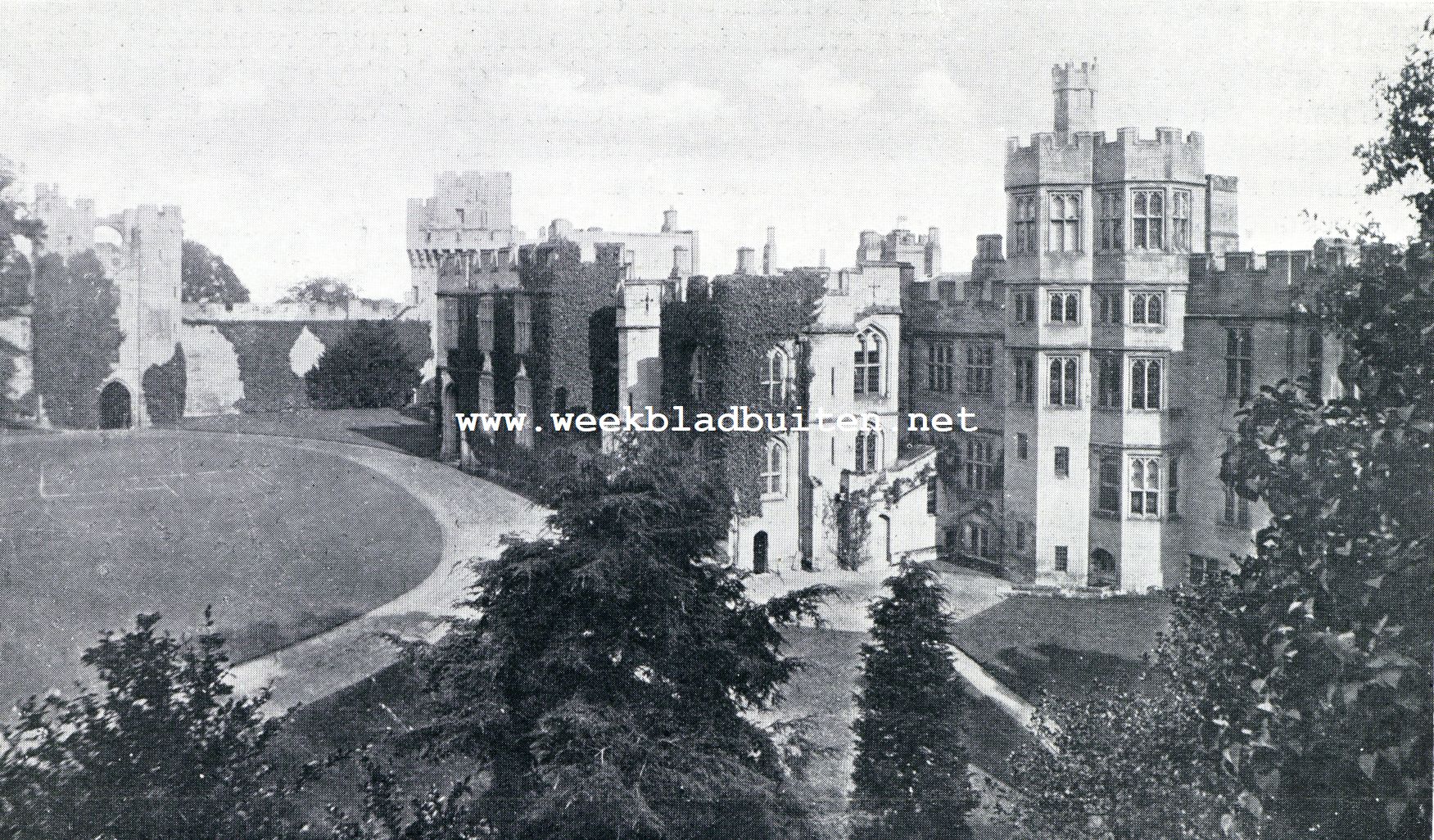 Het Kasteel Warwick van den heuvel af gezien