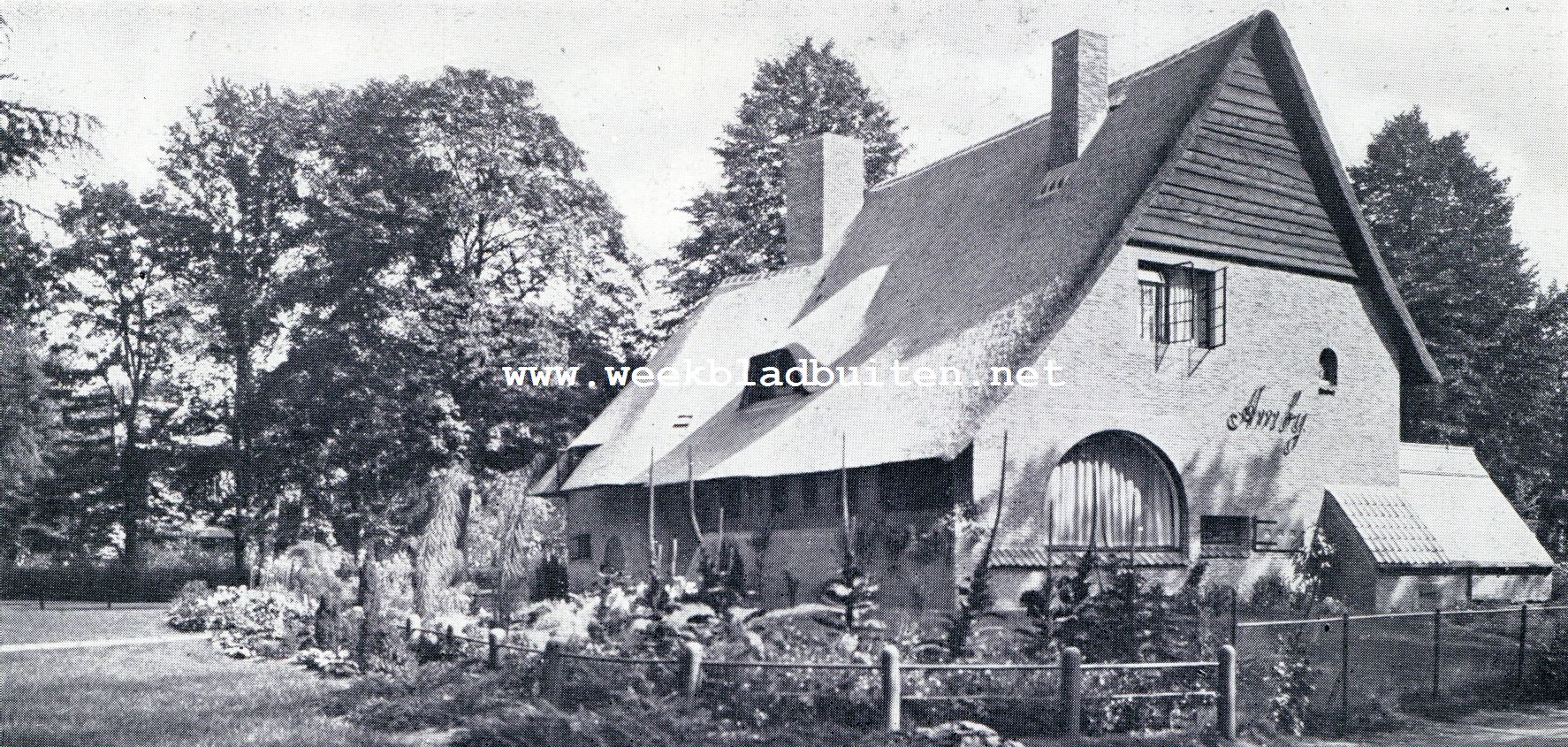 Huize Amby. Voor- en zijgevel met het groote raam der zitkamer