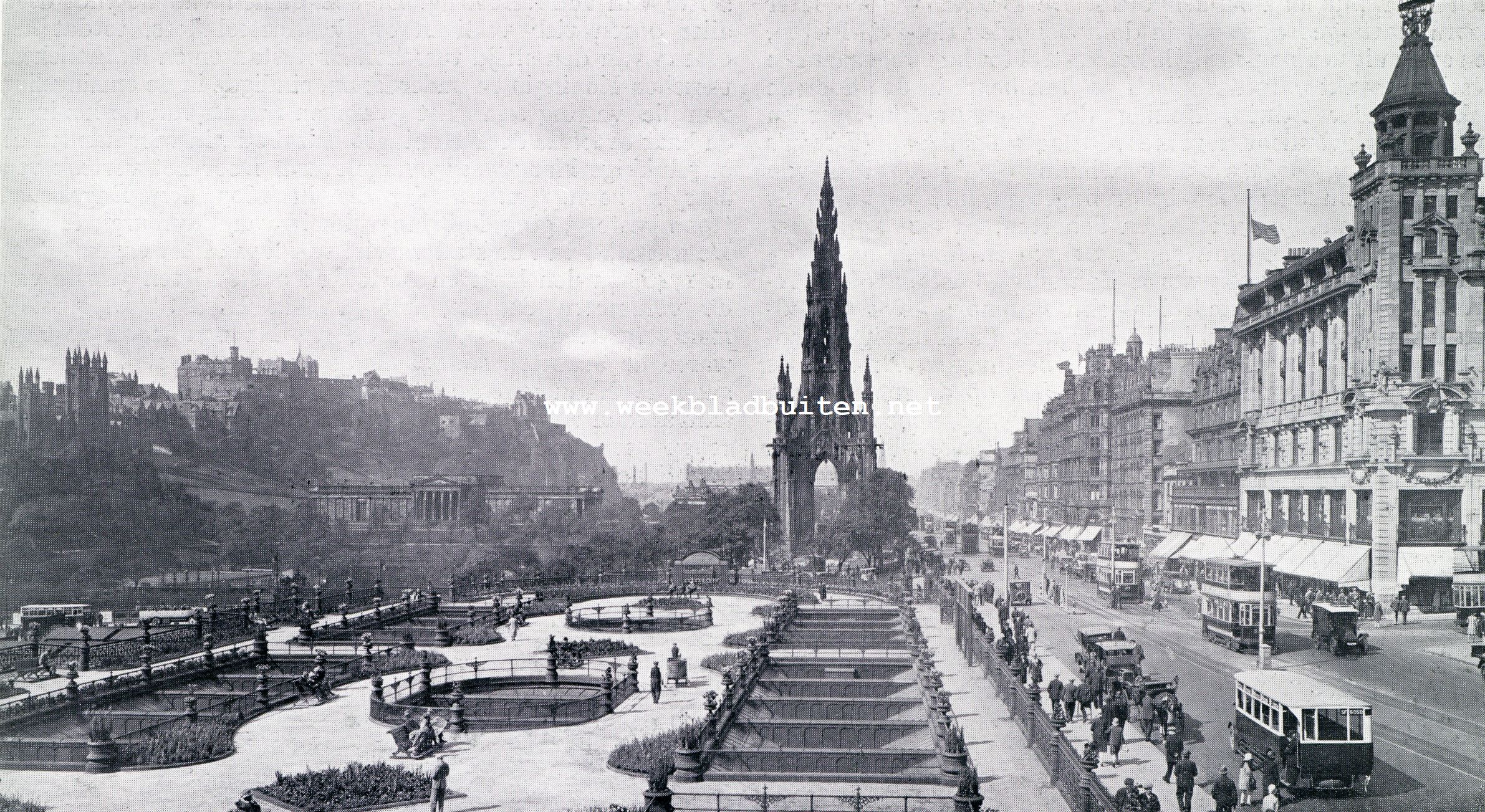 Edinburgh Castle. Princes Street te Edinburgh. Ter linkerzijde op de rots het kasteel