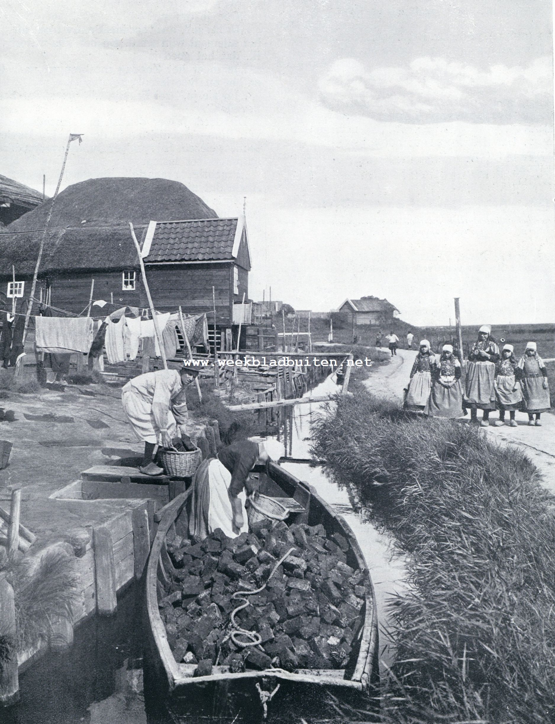 Op Marken, het lossen van de turfschuit