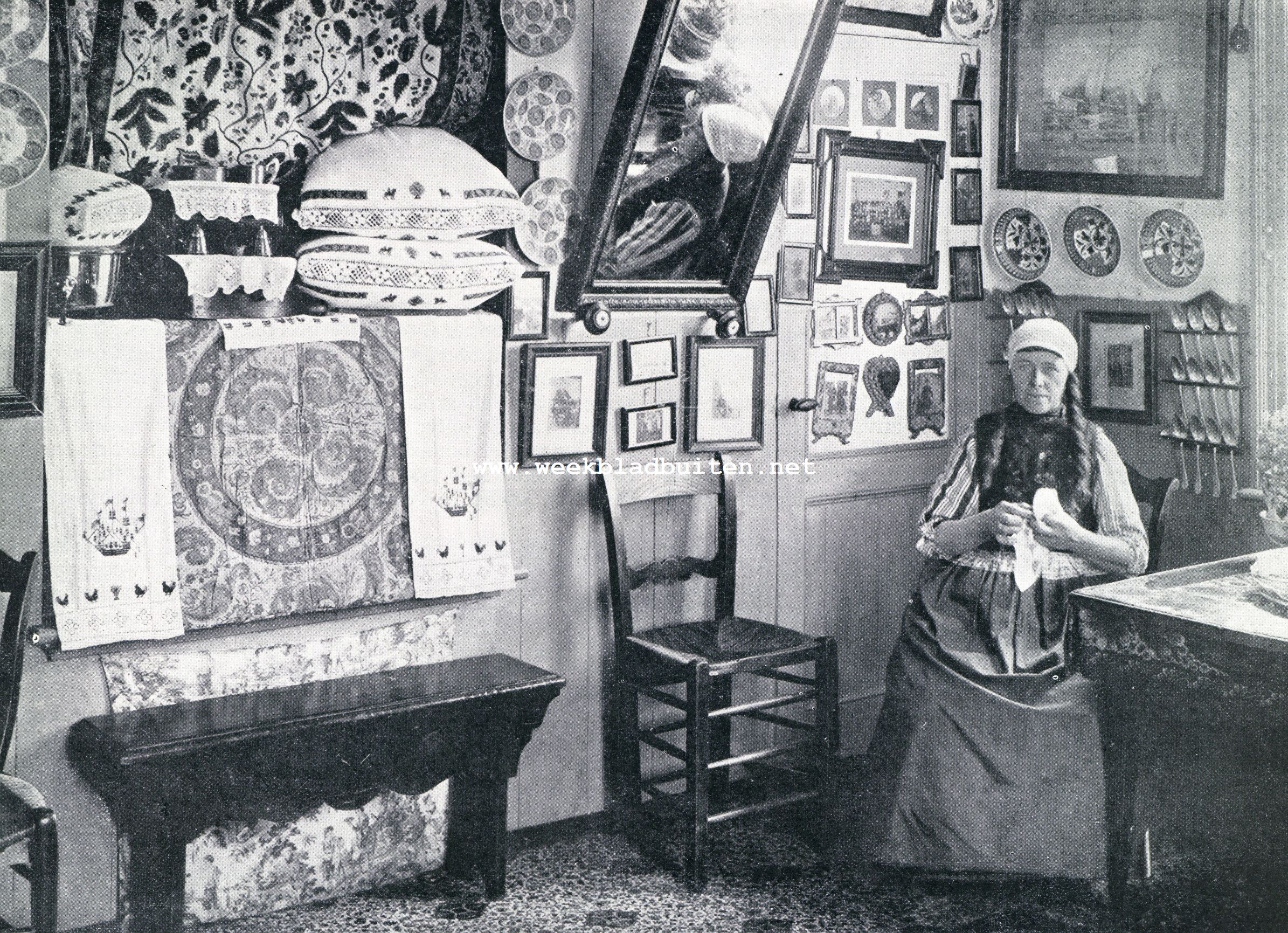 Marken. De Marken-kamer met pronkbed en pronkkussen