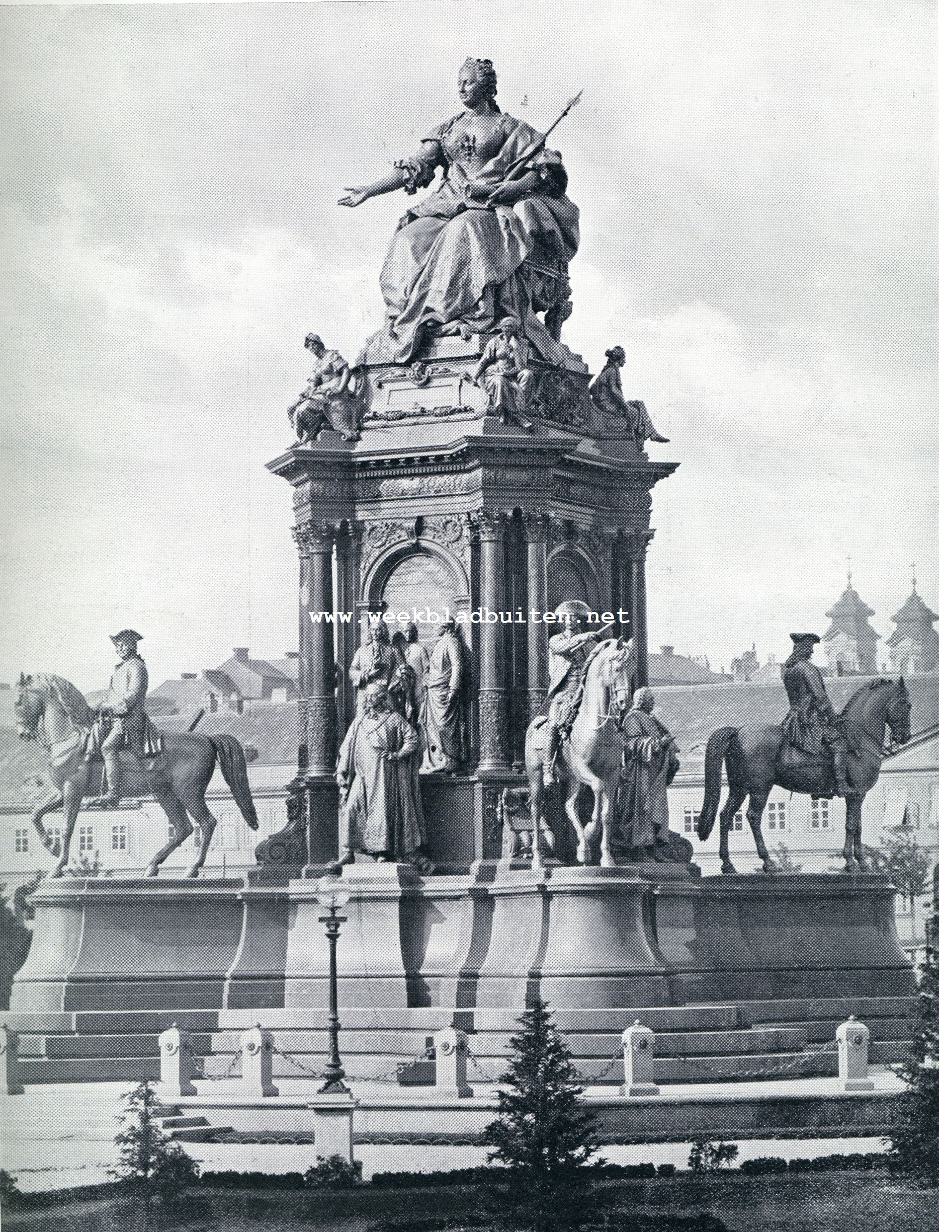 Het Maria Theresia Monument te Weenen. Op het voetstuk rechts, tusschen de twee paarden, waarop veldheeren van de Keizerin zijn gezeten, is juist het standbeeld van Gerhard van Swieten zichtbaar