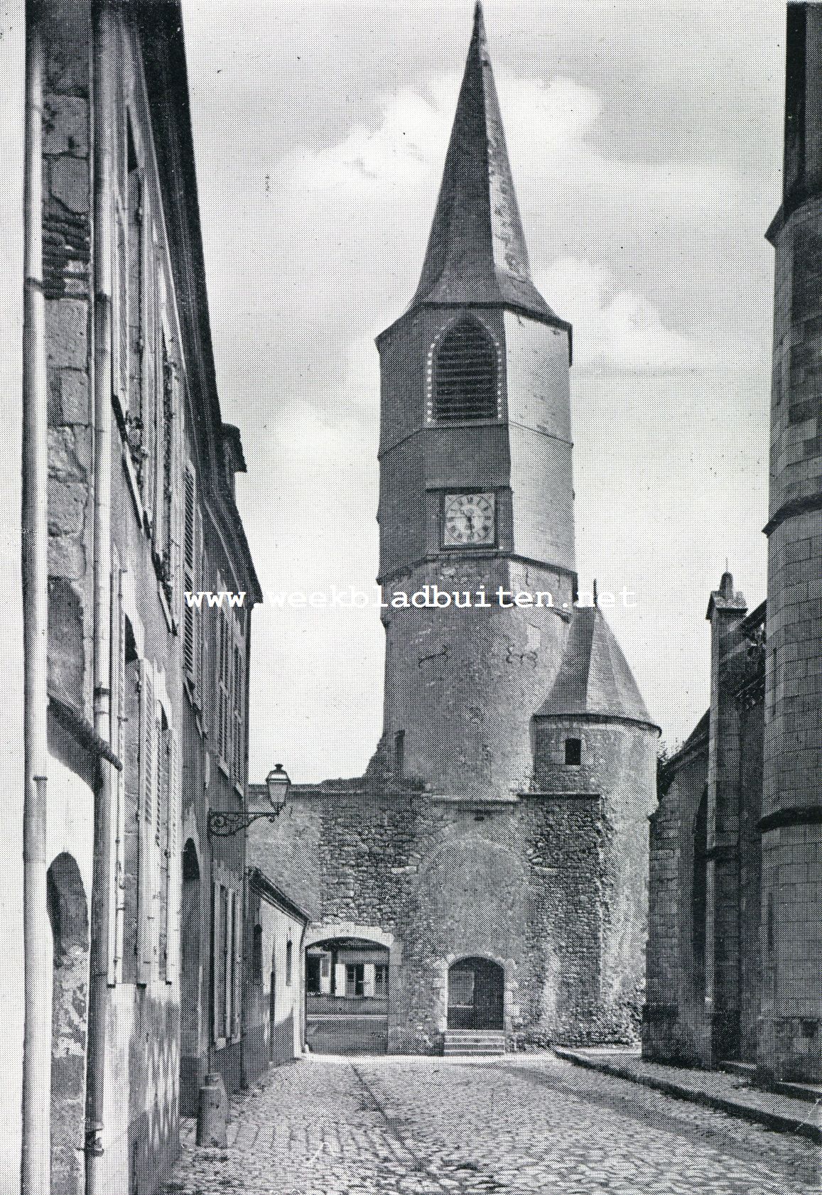 De kasteelen van het geslacht de Coligny te Chtillon sur Loing, Saint Maurice sur Aveyron en Chteaurenard. De oude poort in de dorpsstraat van Chtillon, die vroeger eveneens bij het kasteel der Coligny's heeft behoord