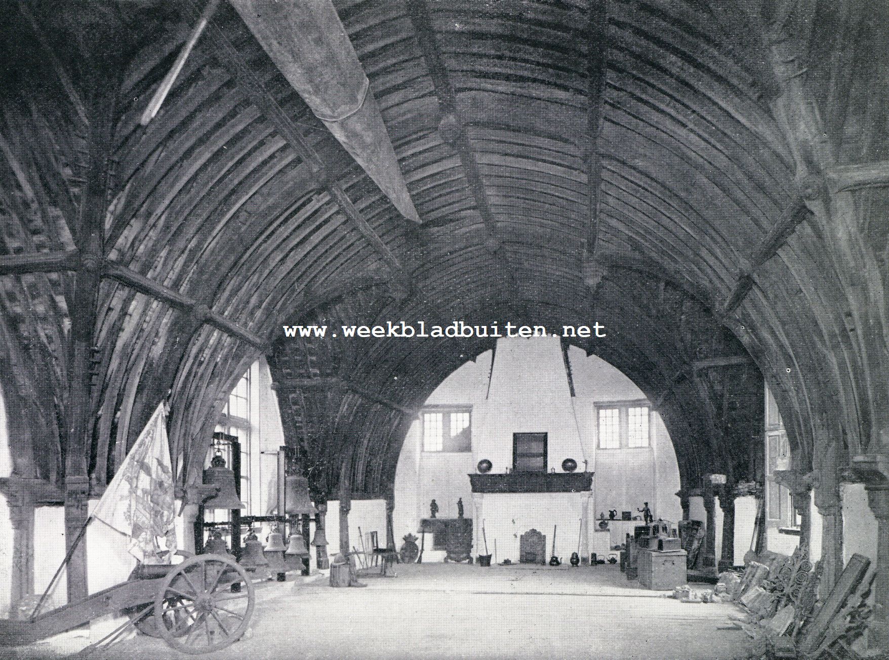 Een Zierikzeesch museum in wording. De zolder van het Stadhuis te Zierikzee (1550) bestemd voor Stedelijk Museum en waar reeds eenige voorwerpen zijn geplaatst o.a. het oude carillon uit den Stadhuistoren, dateerend van 1550-'54