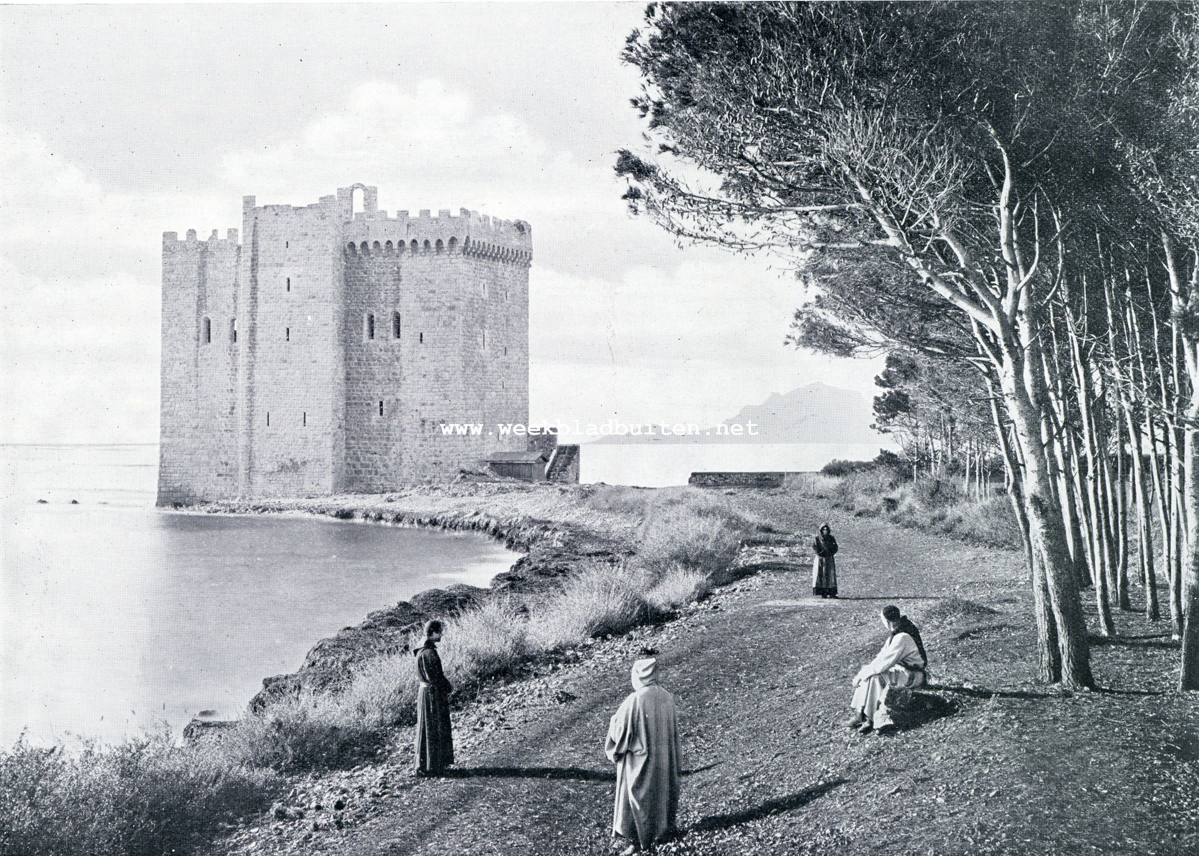 Bij de monniken op Saint-Honorat. Het middeleeuwsche Chateau des Moines de Lrins