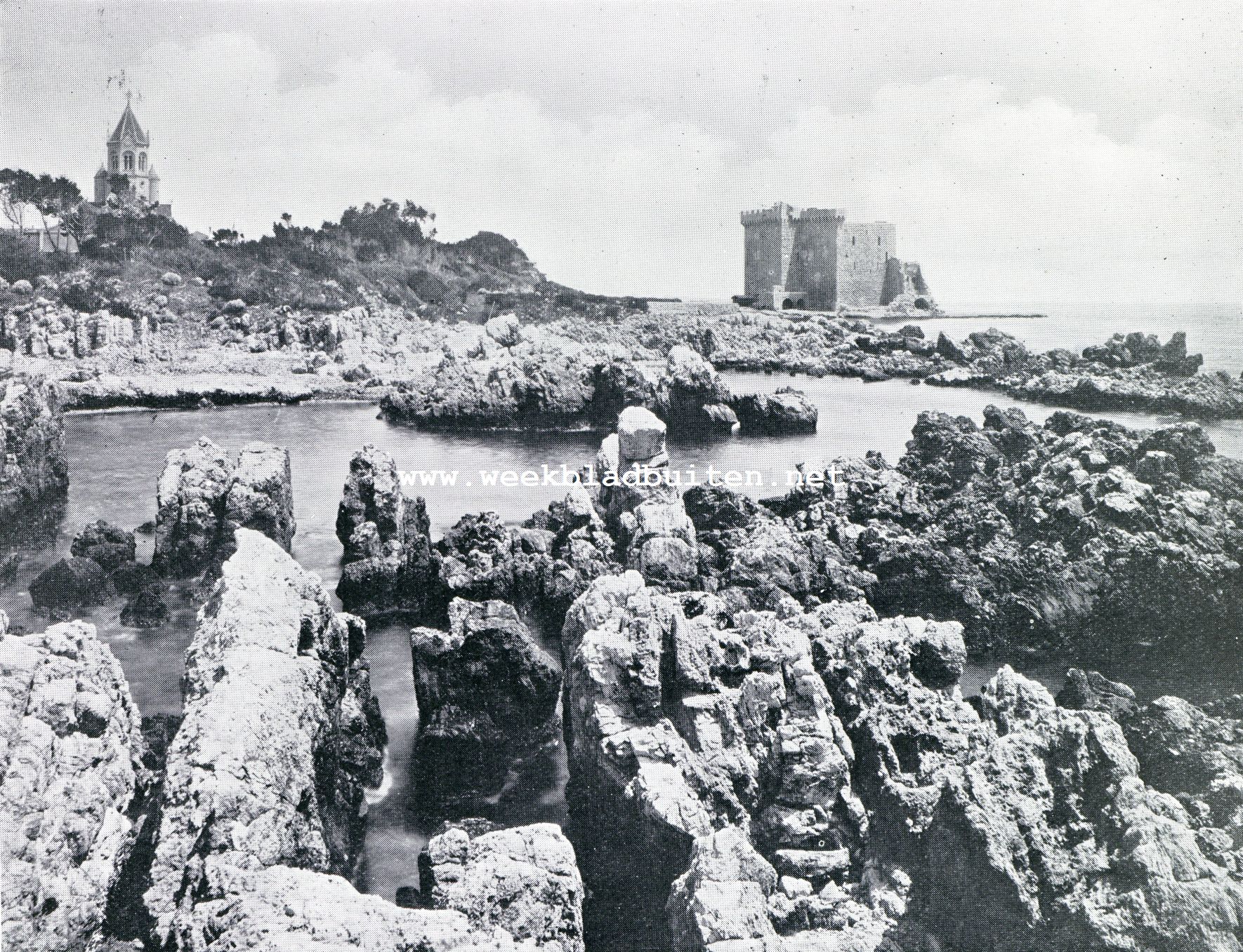 Bij de monniken op Saint-Honorat. Saint-Honorat met z'n antieke kloosterfort en z'n huidige 