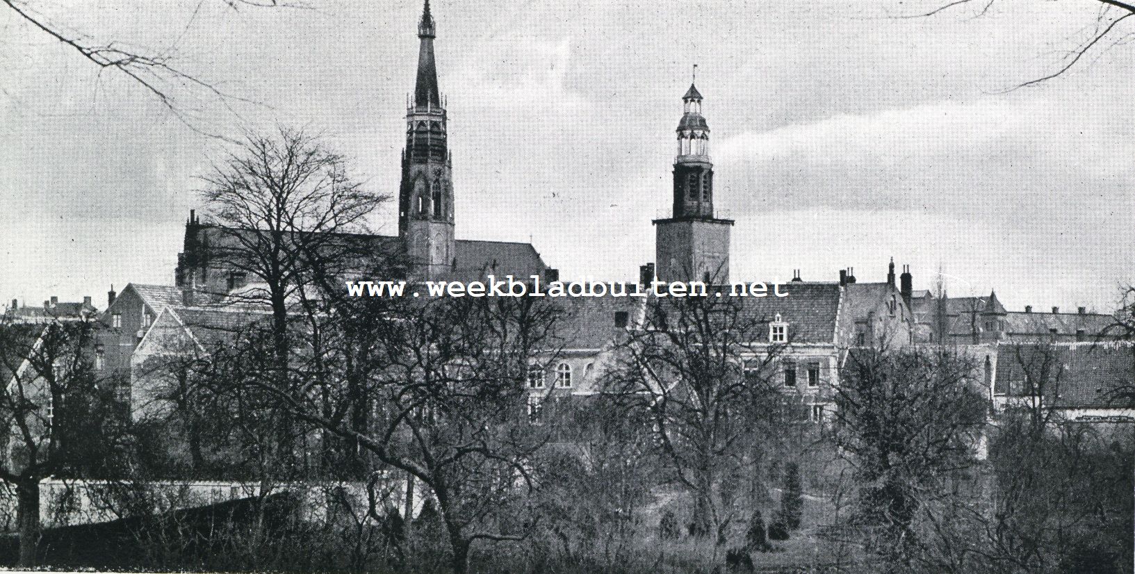 Een 750-jarige. Gezicht op kerk en stadhuistoren te Hulst