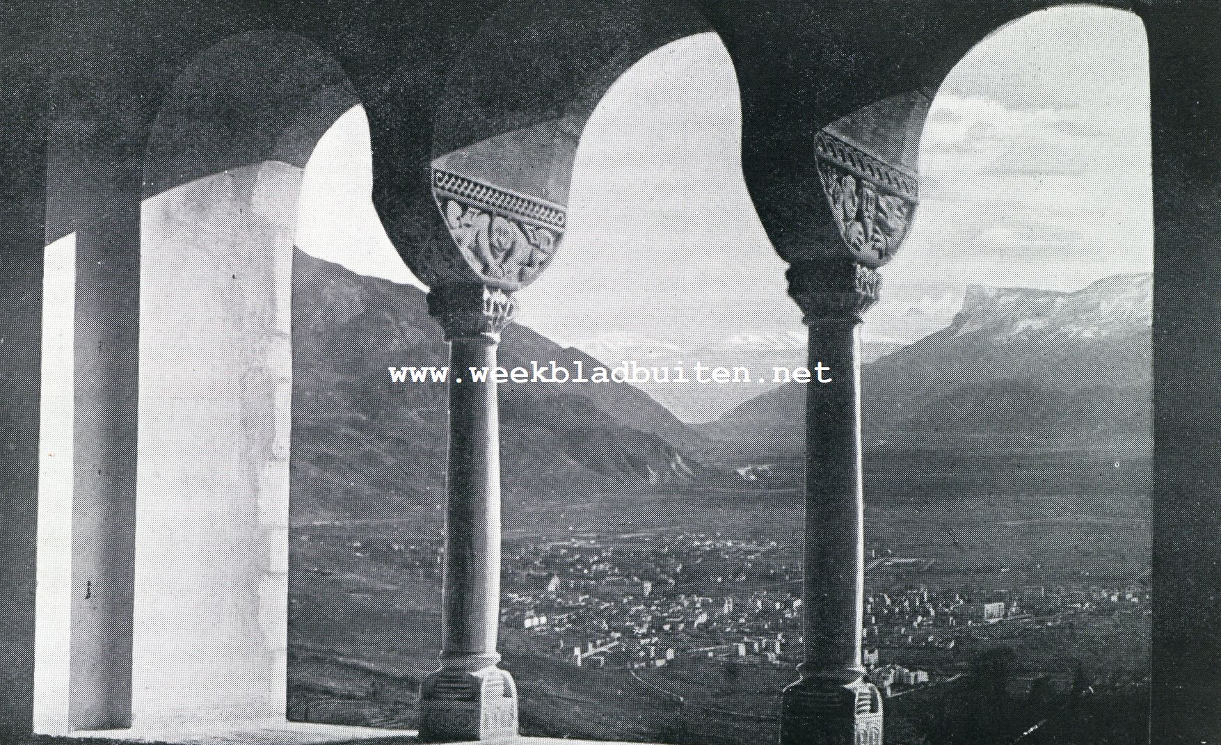 Romaansch boogvenster met marmeren zuilen in Schloss Tirol