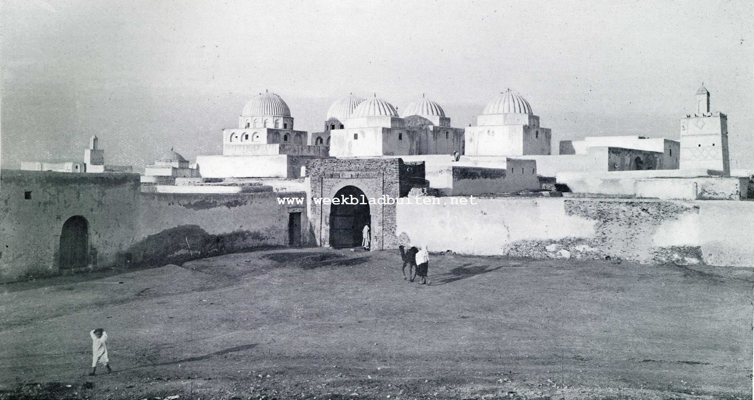 Kairouan, 't Noord-Afrikaansche Mekka. Minaret der Groote Moskee te Kairouan