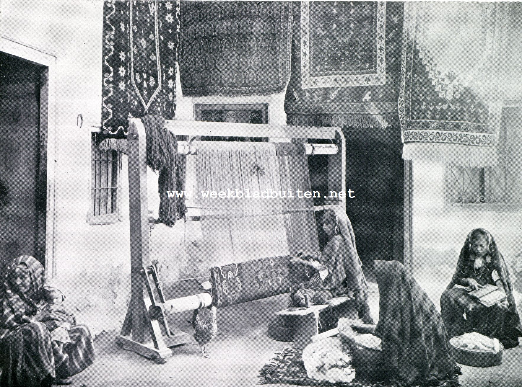 Kairouan, 't Noord-Afrikaansche Mekka. Vrouwen aan 't weefgetouw in een tapijtweverij